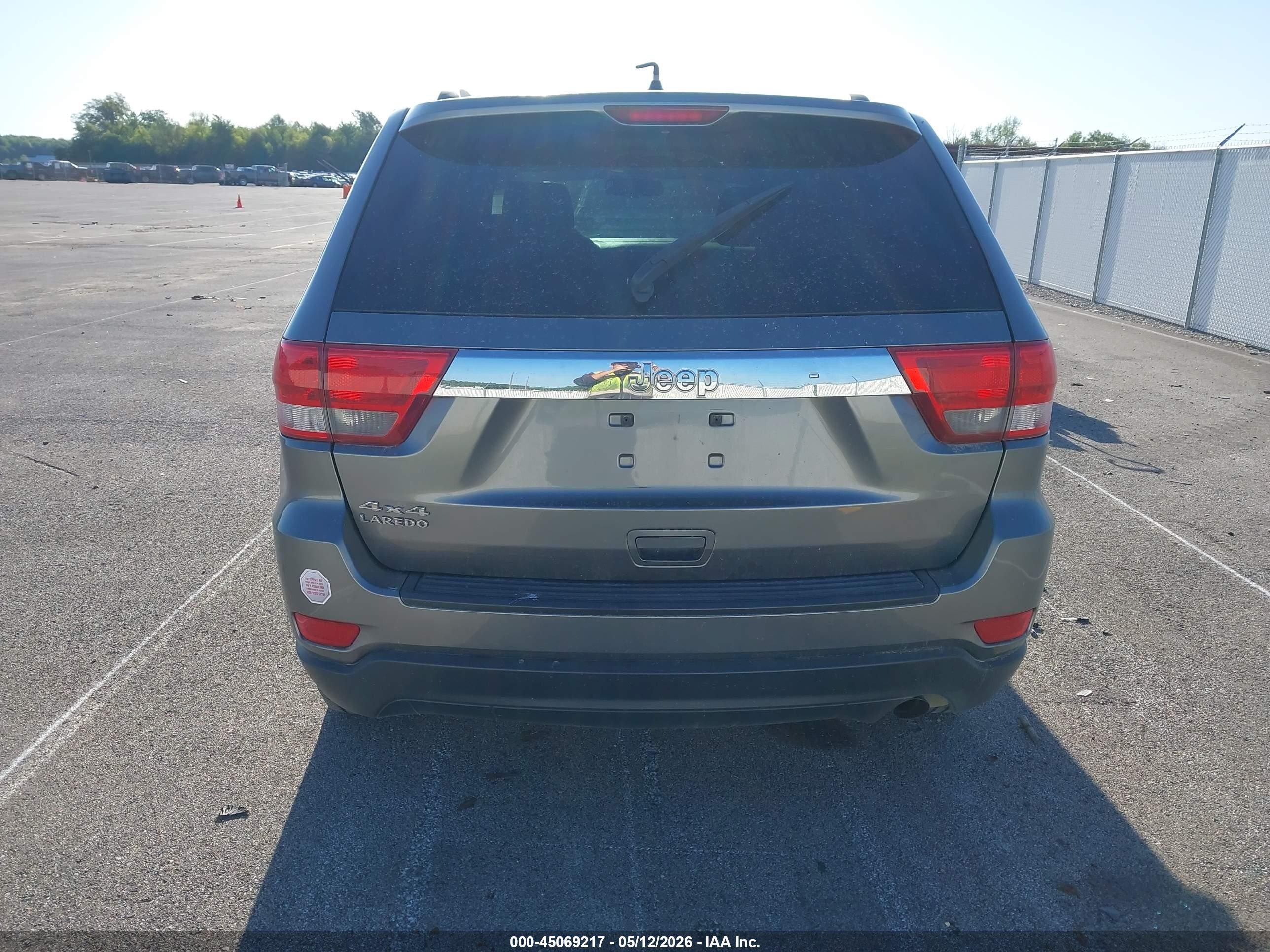 2013 Jeep Grand Cherokee Laredo Gray vin: 1C4RJFAGXDC593986