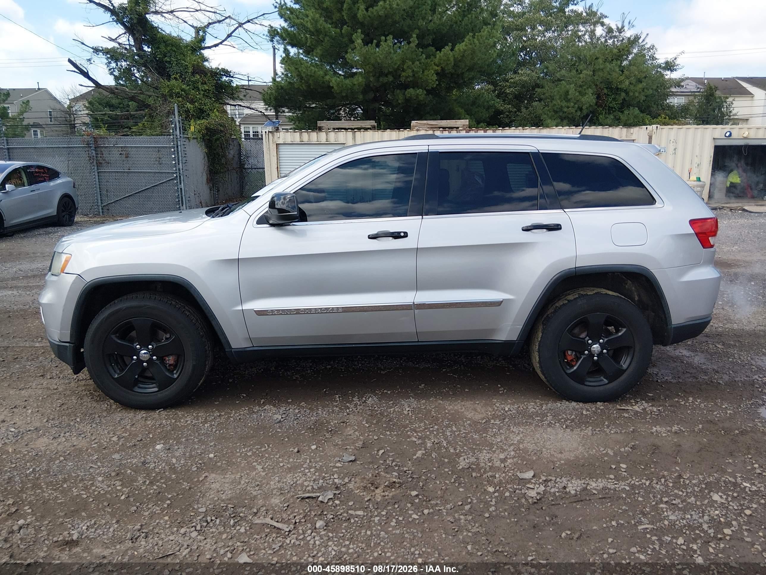 2013 Jeep Grand Cherokee Laredo Gray vin: 1C4RJFAGXDC615145
