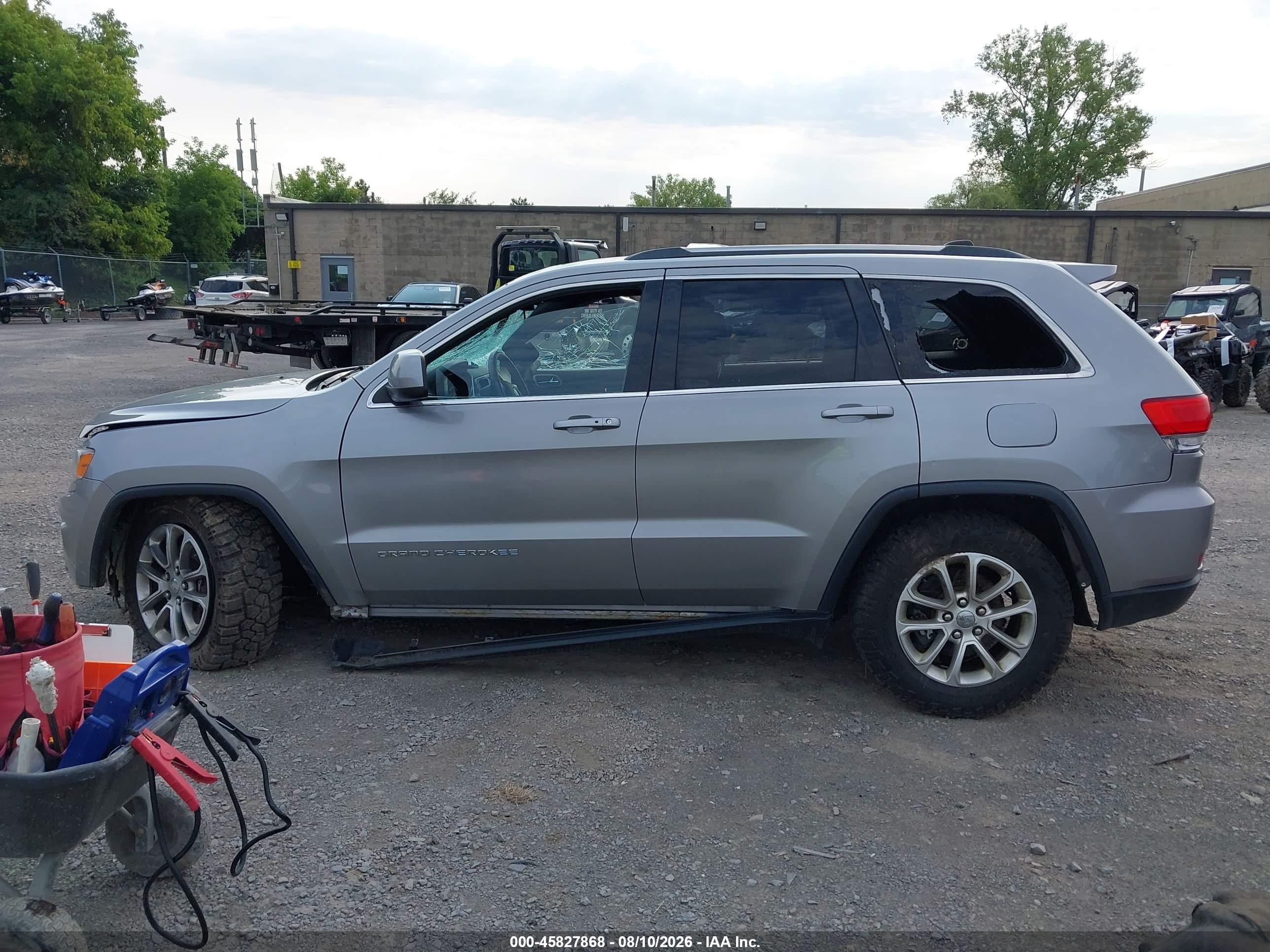 2014 Jeep Grand Cherokee Laredo Silver vin: 1C4RJFAGXEC388900