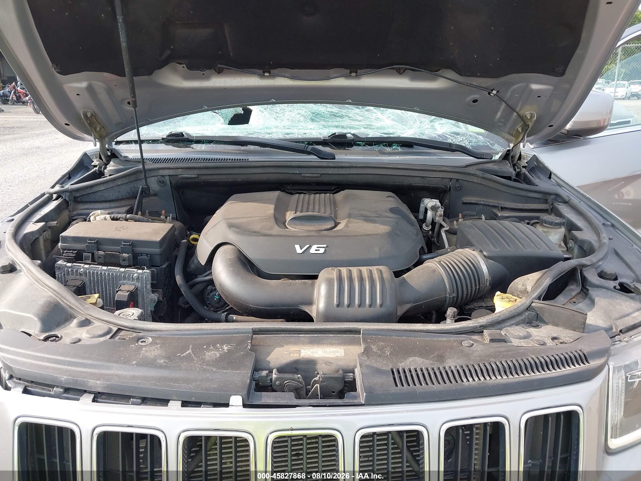 2014 Jeep Grand Cherokee Laredo Silver vin: 1C4RJFAGXEC388900