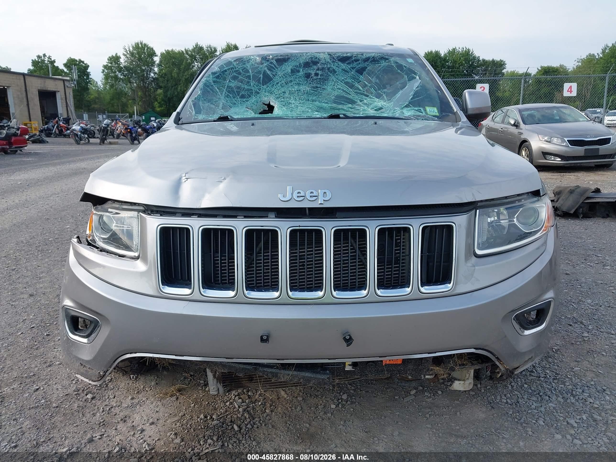 2014 Jeep Grand Cherokee Laredo Silver vin: 1C4RJFAGXEC388900