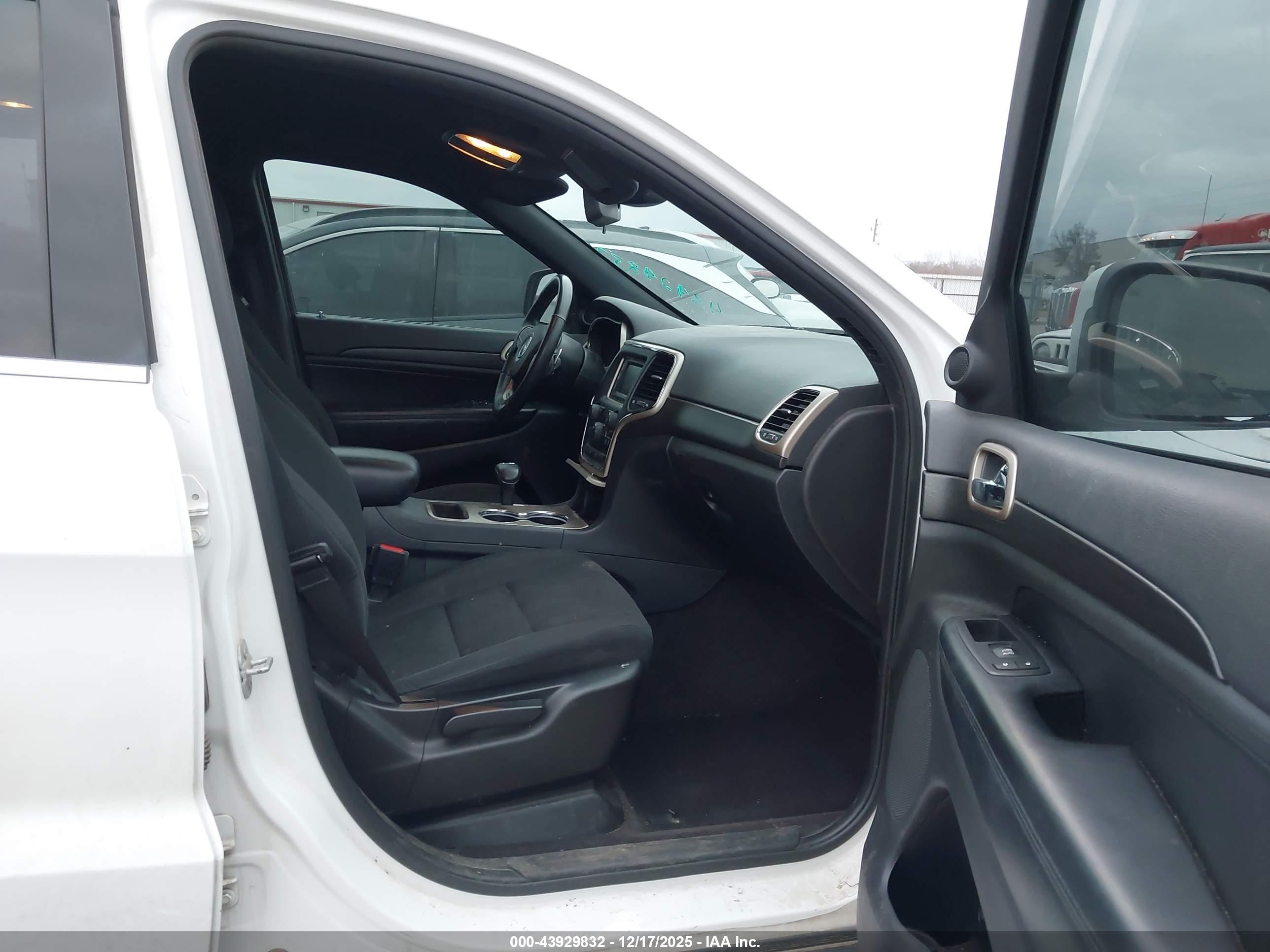 2015 Jeep Grand Cherokee Laredo White vin: 1C4RJFAGXFC204928