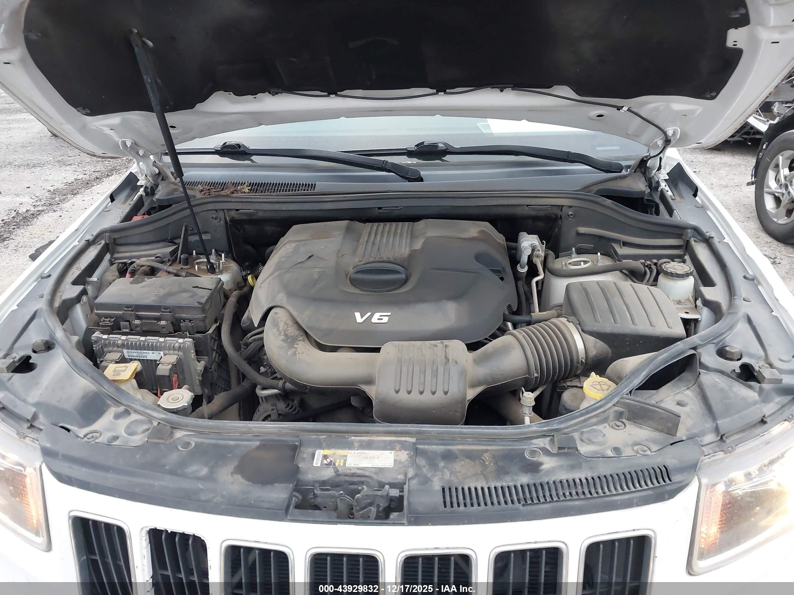 2015 Jeep Grand Cherokee Laredo White vin: 1C4RJFAGXFC204928