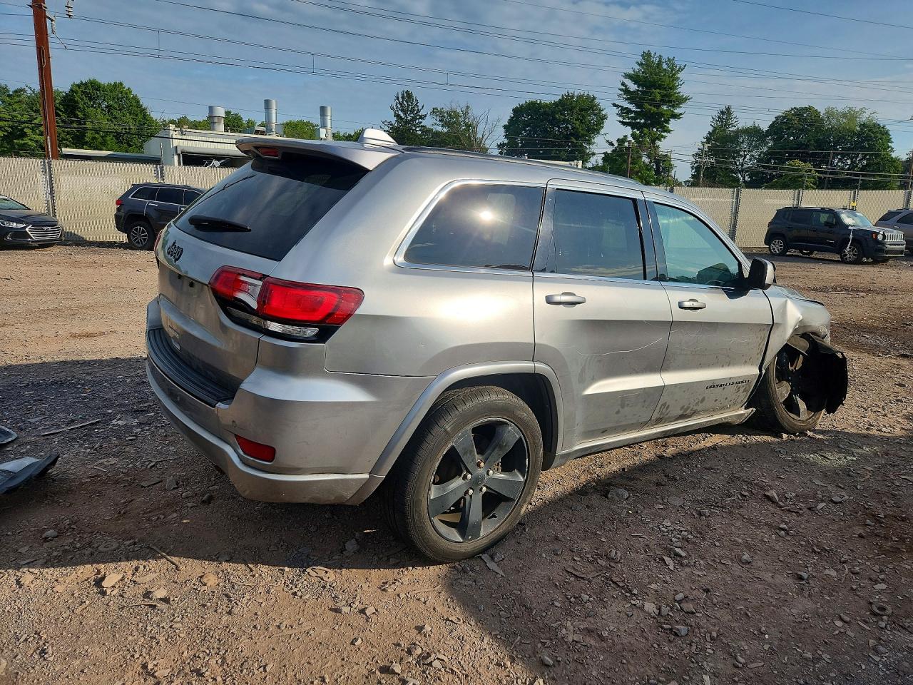 2015 Jeep Grand Cherokee Laredo Silver vin: 1C4RJFAGXFC227352