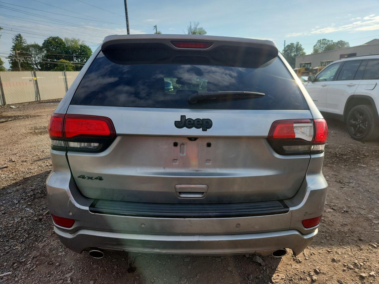 2015 Jeep Grand Cherokee Laredo Silver vin: 1C4RJFAGXFC227352