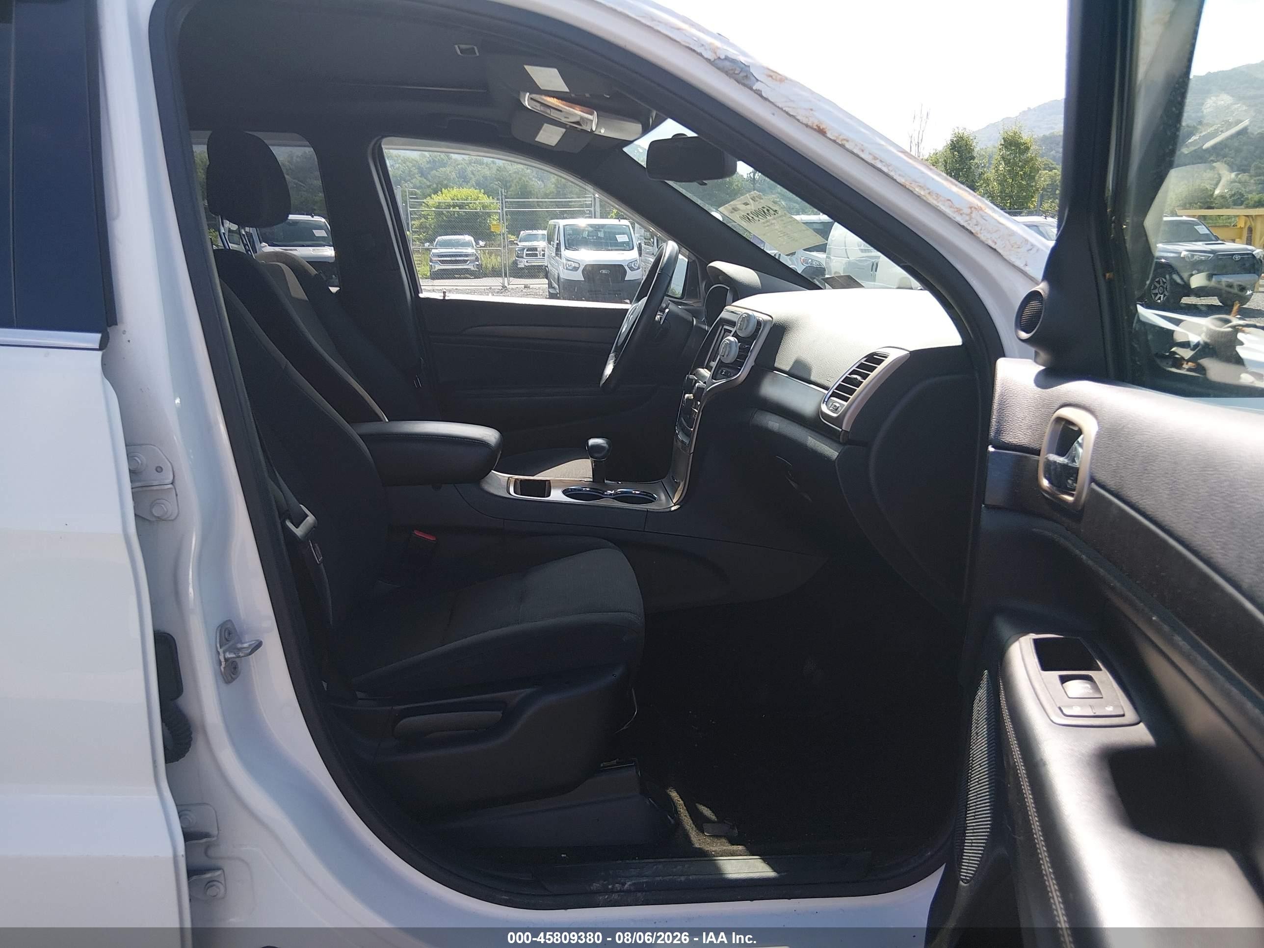 2015 Jeep Grand Cherokee Laredo White vin: 1C4RJFAGXFC636645