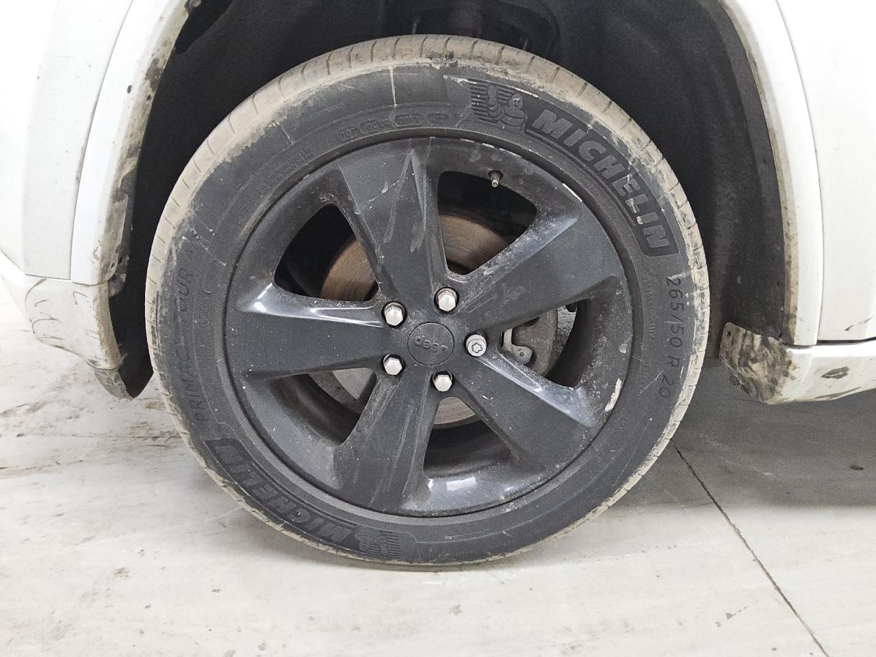 2015 Jeep Grand Cherokee Laredo White vin: 1C4RJFAGXFC786285 Damage: Left Front Wheel, Curb Rash, 2 To 3 Inches