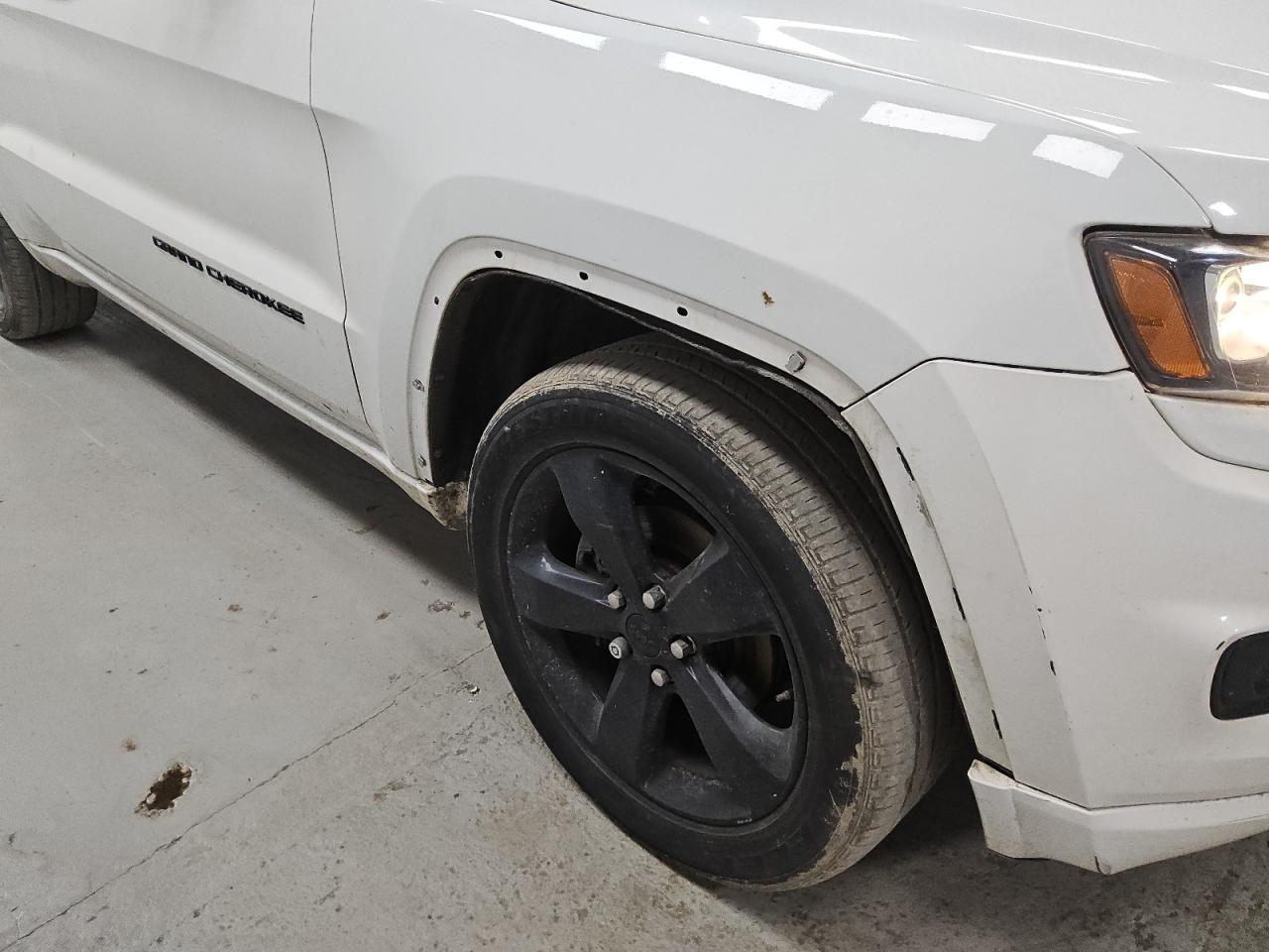 2015 Jeep Grand Cherokee Laredo White vin: 1C4RJFAGXFC786285 Damage: Right Front Fender, Heavy Scratch, 1/2 To 1 Inch