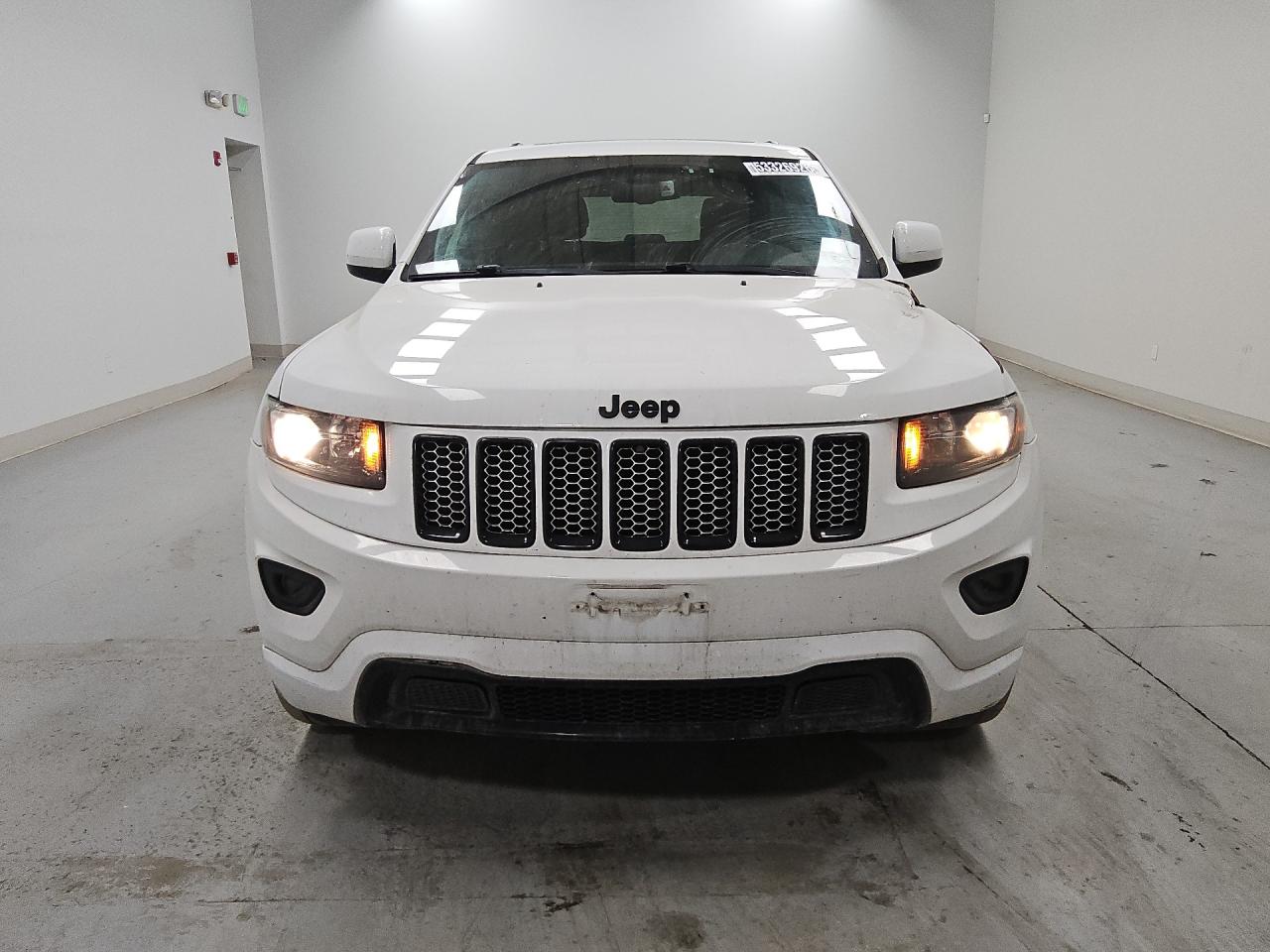 2015 Jeep Grand Cherokee Laredo White vin: 1C4RJFAGXFC786285 Damage: Front Bumper, Chipped, 4