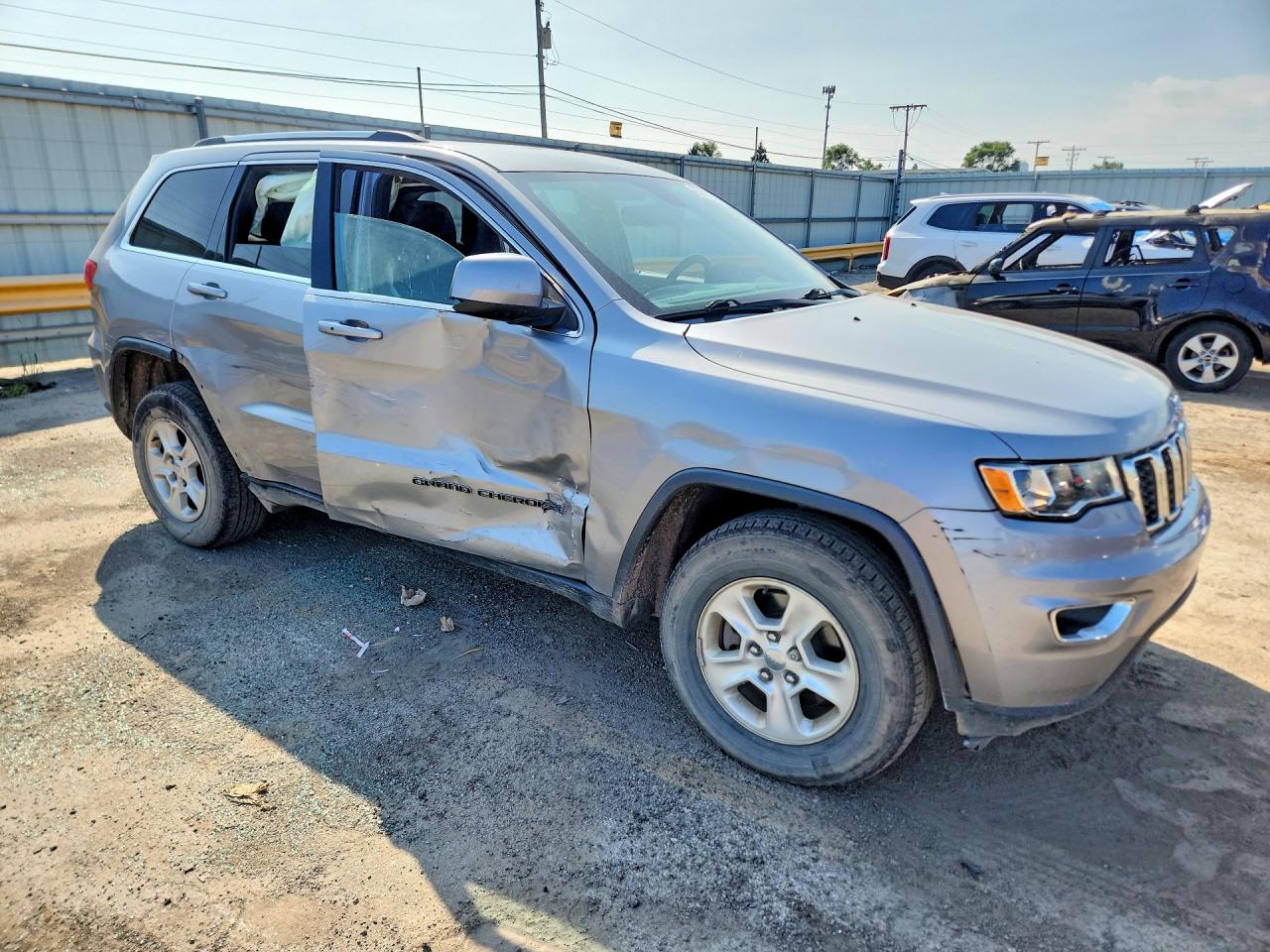 2017 Jeep Grand Cherokee Laredo Silver vin: 1C4RJFAGXHC913328