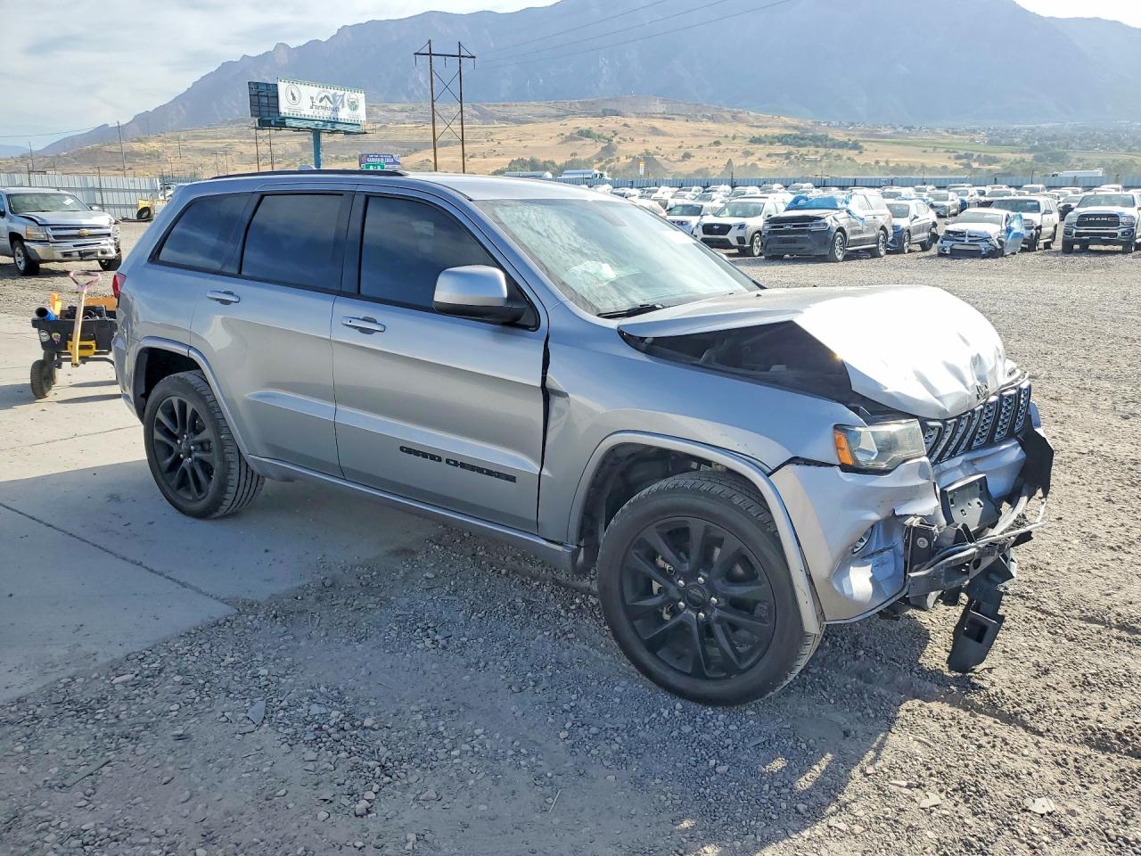 2018 Jeep Grand Cherokee Laredo Silver vin: 1C4RJFAGXJC170935
