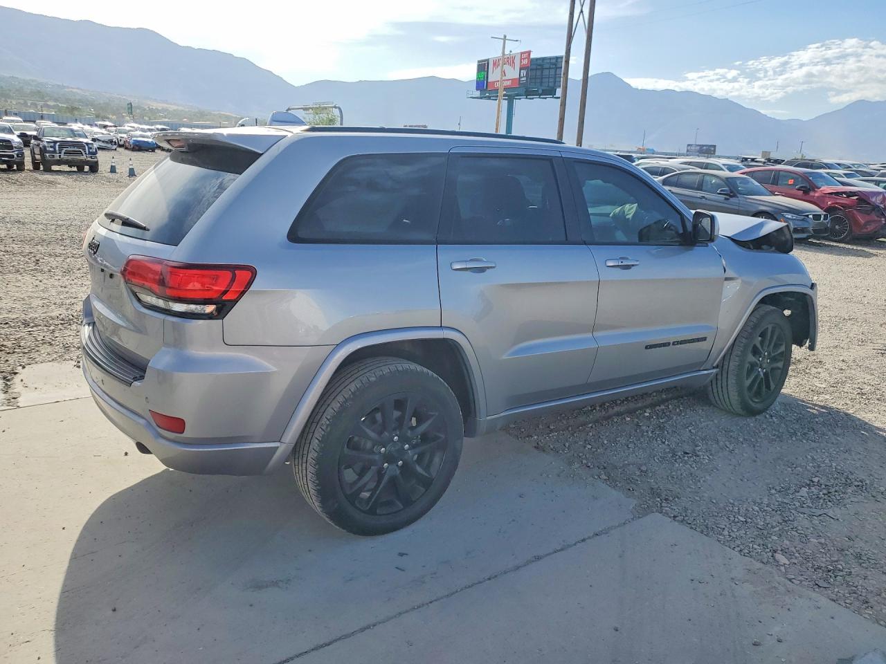 2018 Jeep Grand Cherokee Laredo Silver vin: 1C4RJFAGXJC170935