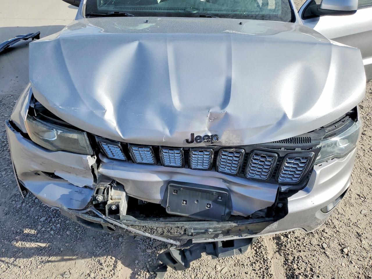 2018 Jeep Grand Cherokee Laredo Silver vin: 1C4RJFAGXJC170935