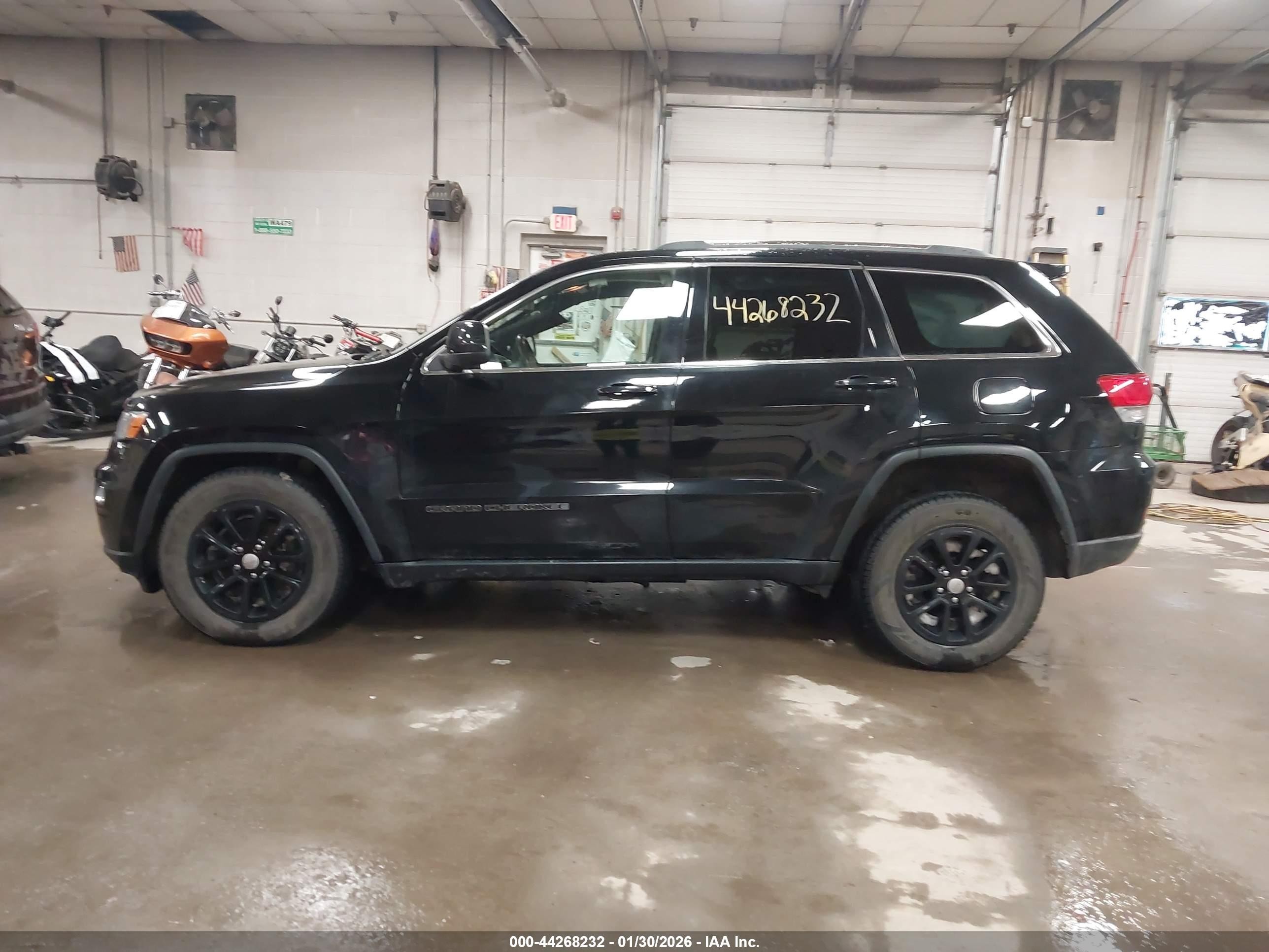 2018 Jeep Grand Cherokee Laredo E 4x4 Black vin: 1C4RJFAGXJC506583