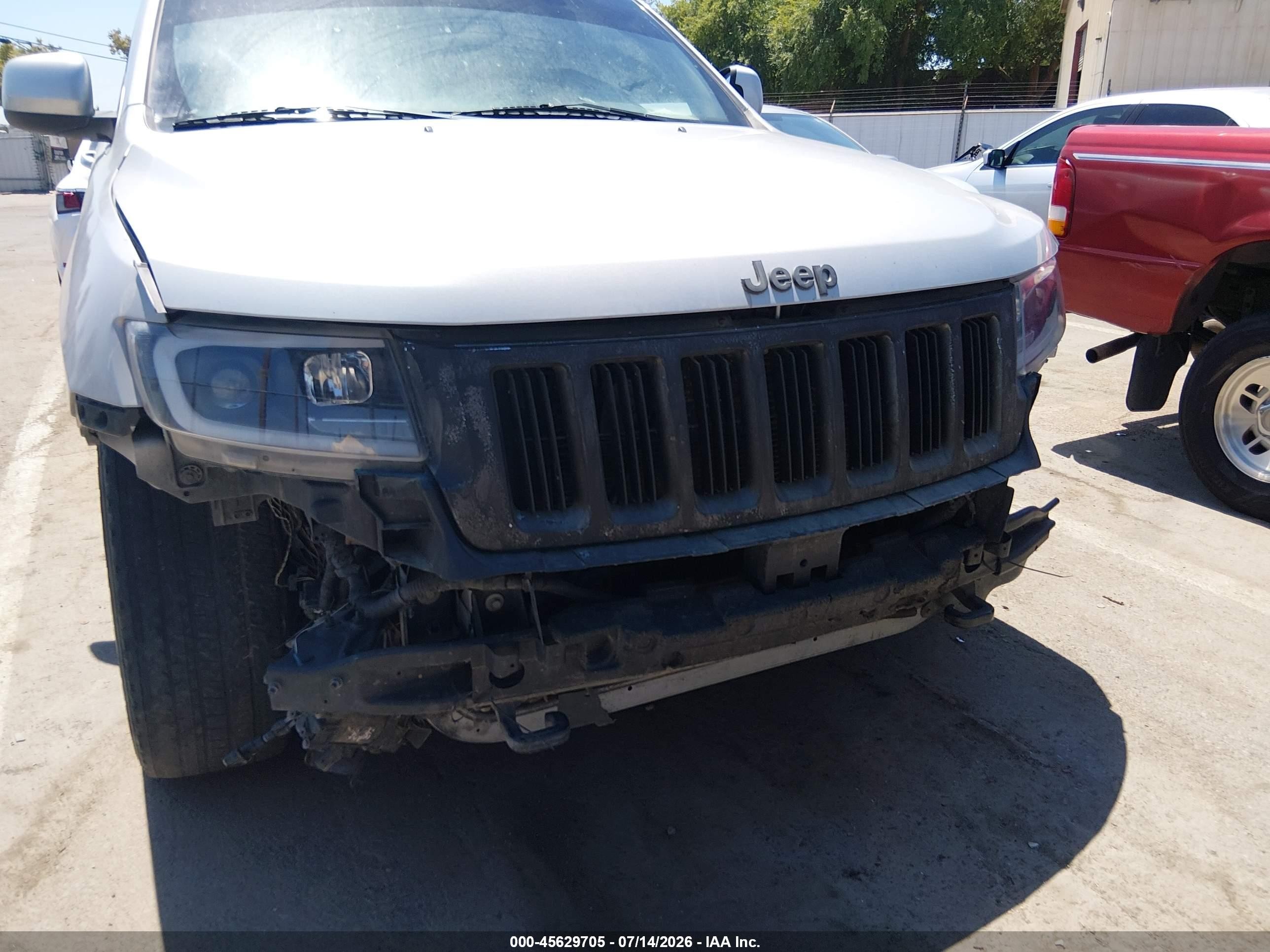 2012 Jeep Grand Cherokee Laredo Silver vin: 1C4RJFAT1CC195318