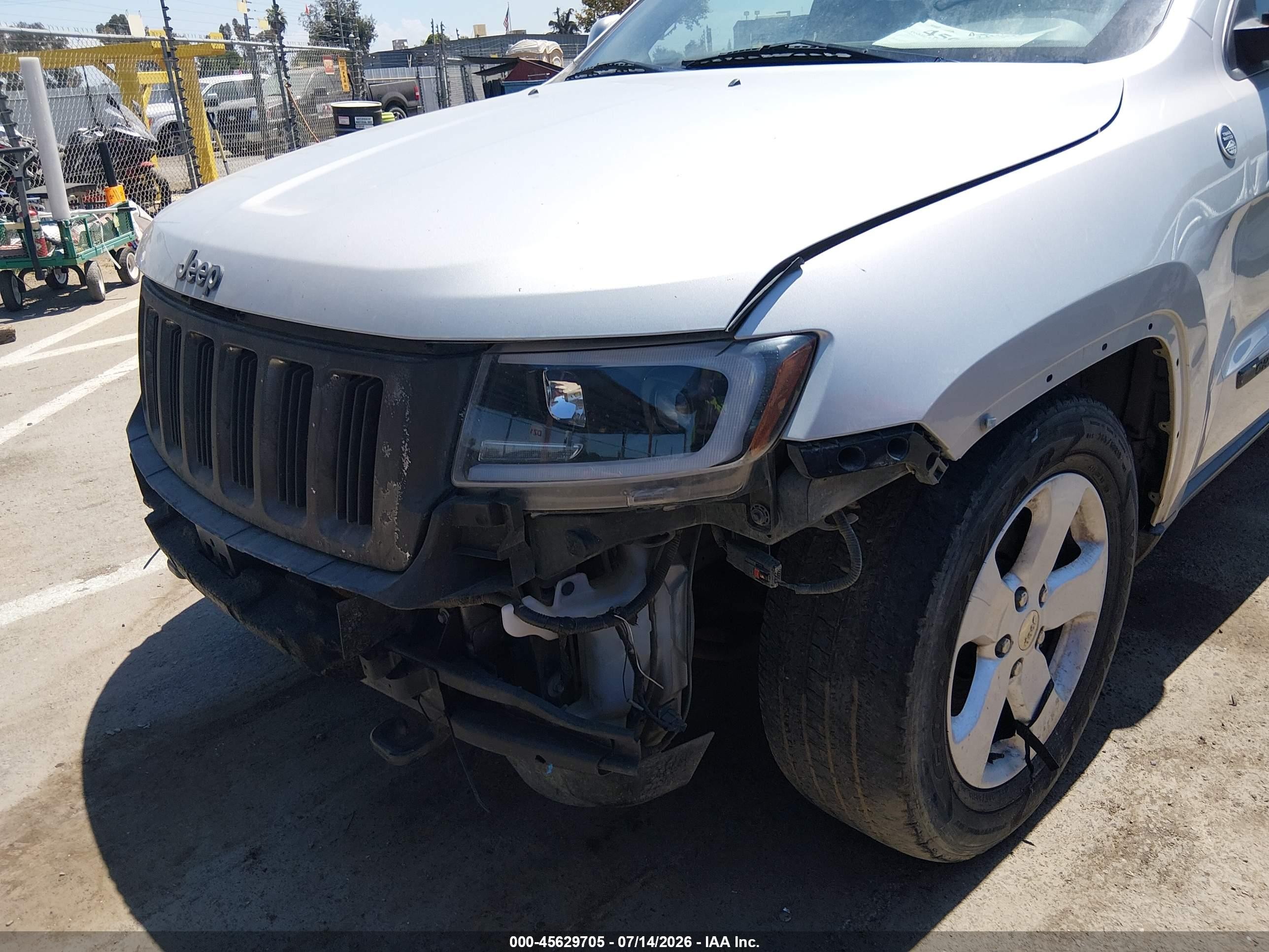 2012 Jeep Grand Cherokee Laredo Silver vin: 1C4RJFAT1CC195318