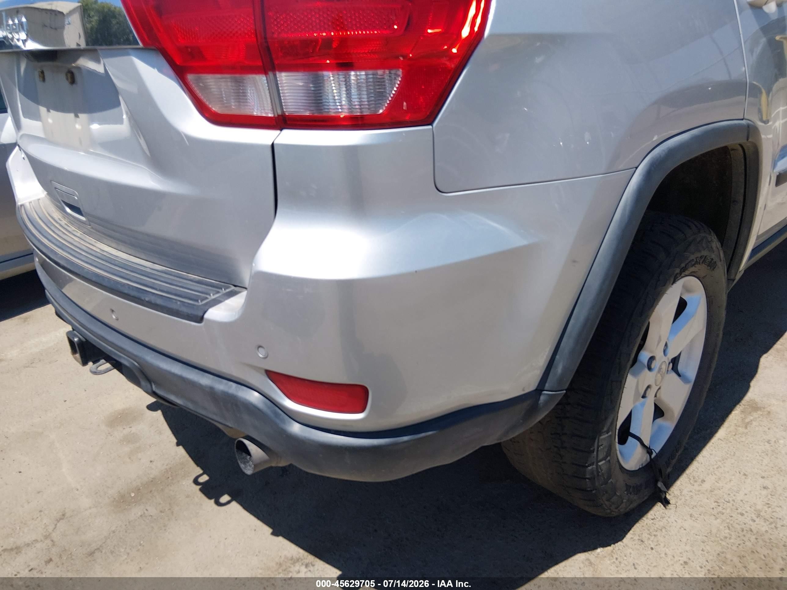 2012 Jeep Grand Cherokee Laredo Silver vin: 1C4RJFAT1CC195318