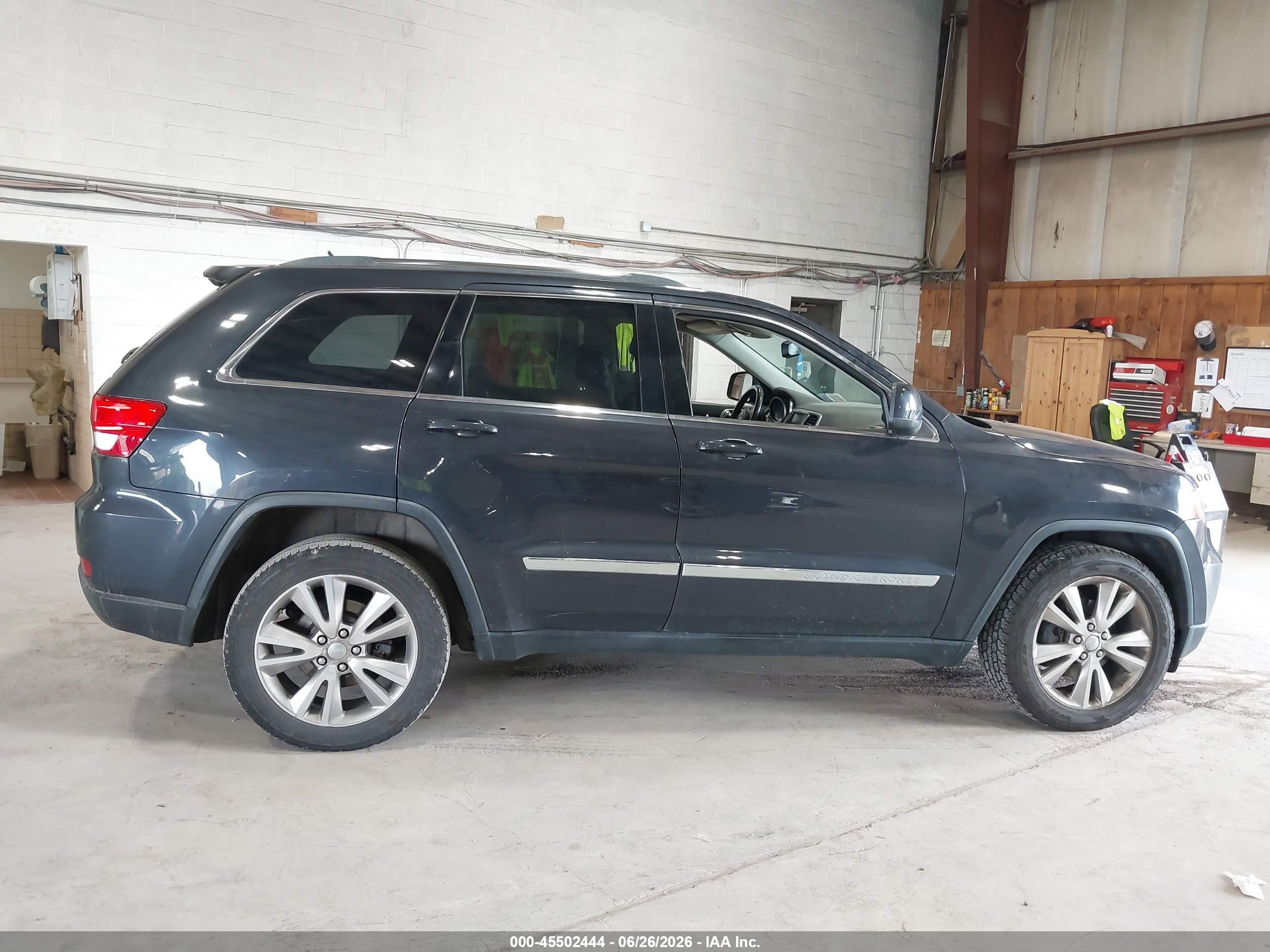 2013 Jeep Grand Cherokee Laredo Gray vin: 1C4RJFAT2DC509964