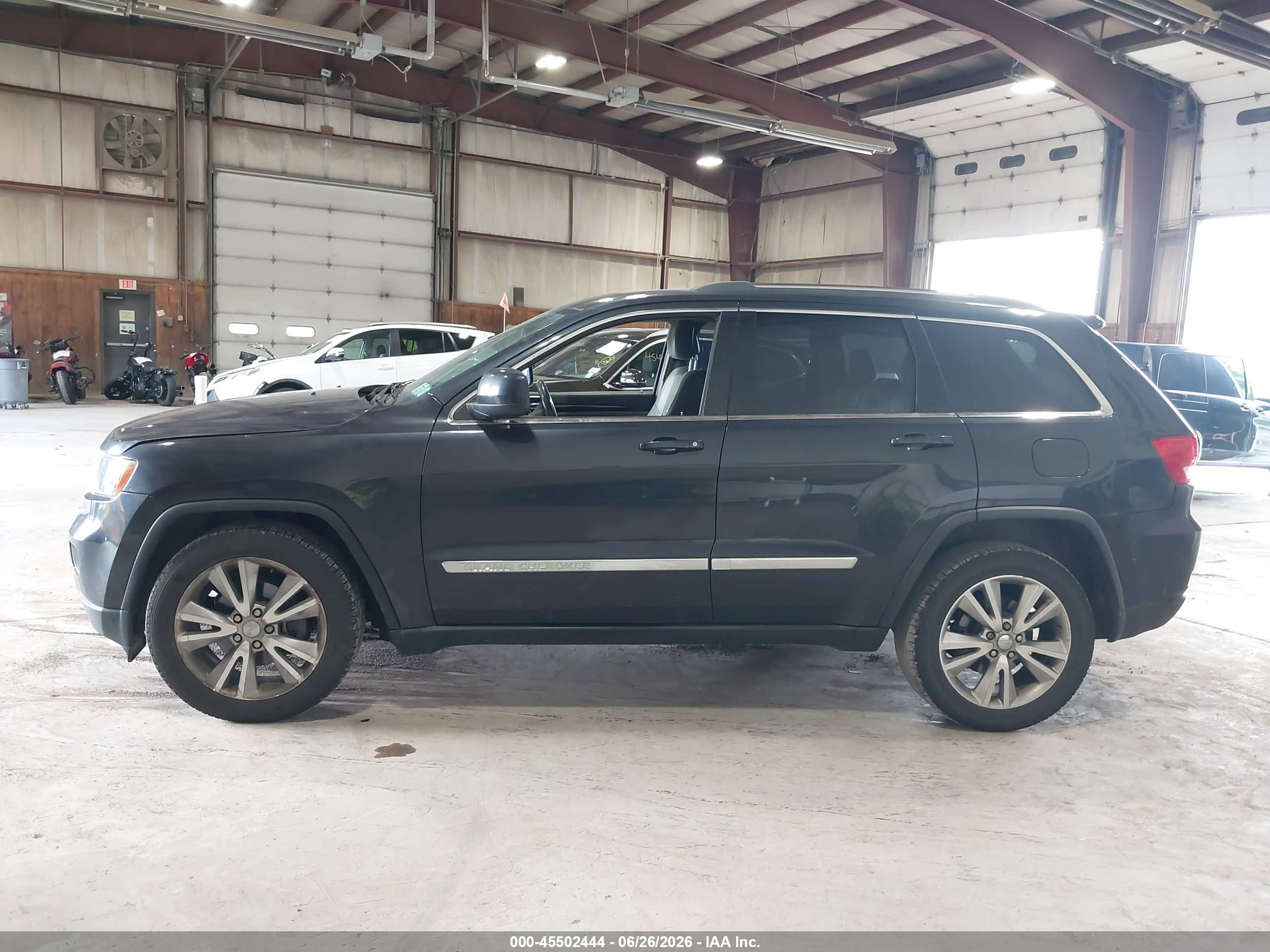 2013 Jeep Grand Cherokee Laredo Gray vin: 1C4RJFAT2DC509964