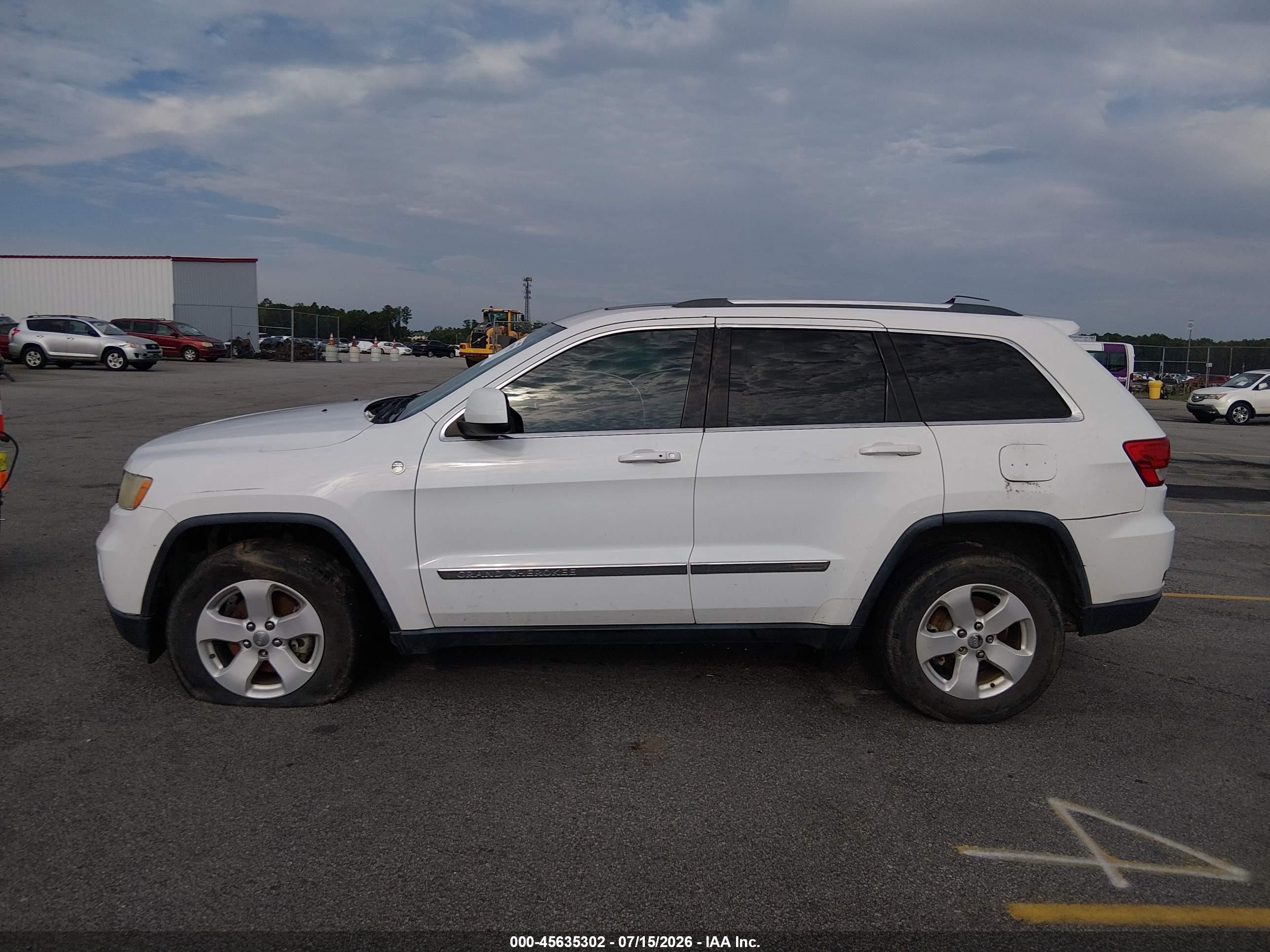2013 Jeep Grand Cherokee Laredo White vin: 1C4RJFAT9DC646142