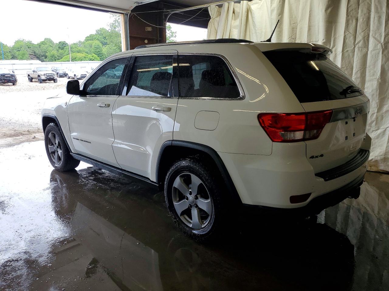 2013 Jeep Grand Cherokee Laredo White vin: 1C4RJFATXDC589823