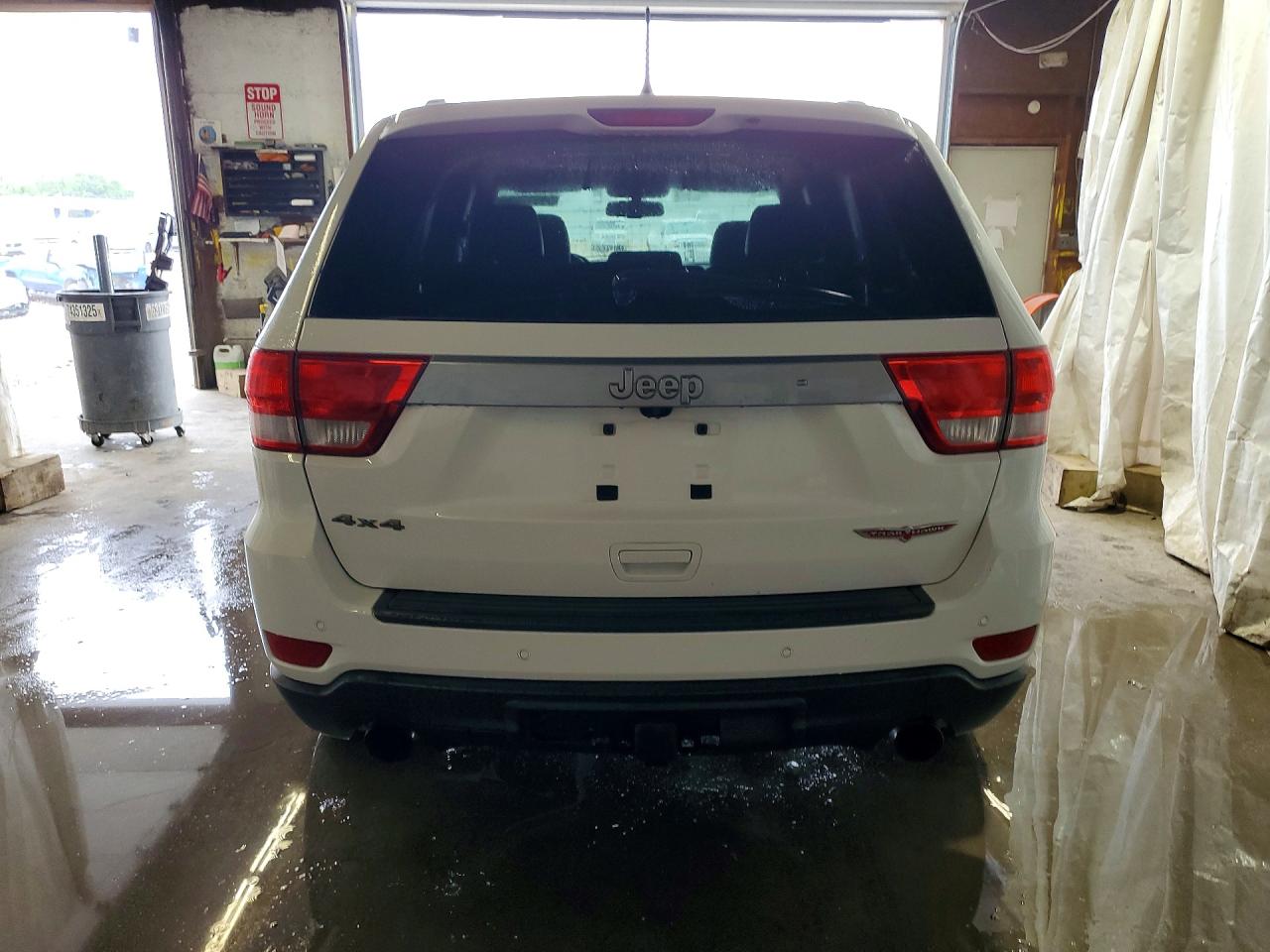 2013 Jeep Grand Cherokee Laredo White vin: 1C4RJFATXDC589823