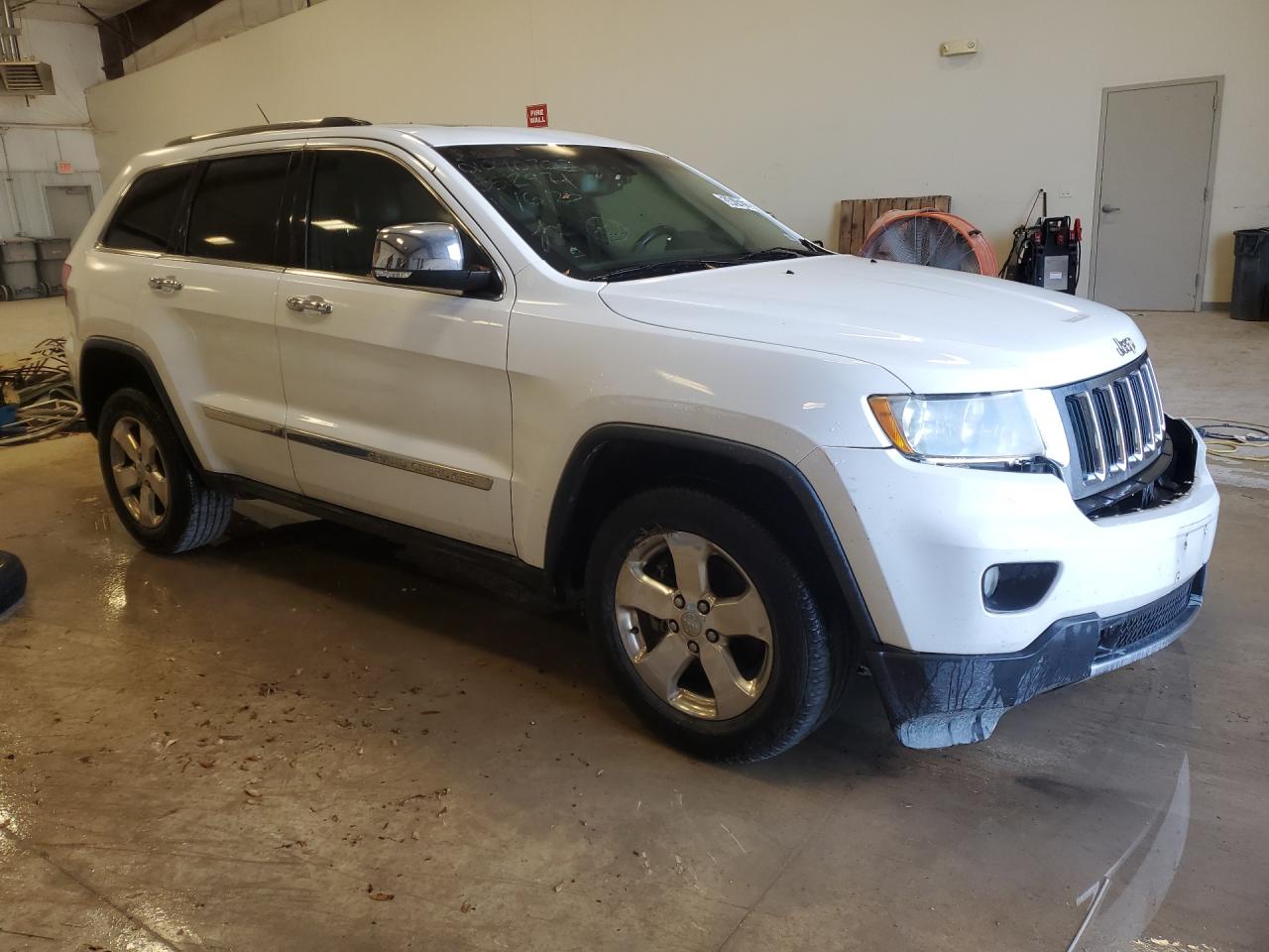 2013 Jeep Grand Cherokee Limited White vin: 1C4RJFBG3DC552971 Damage: Right Front Tire, Worn, Replacement Required