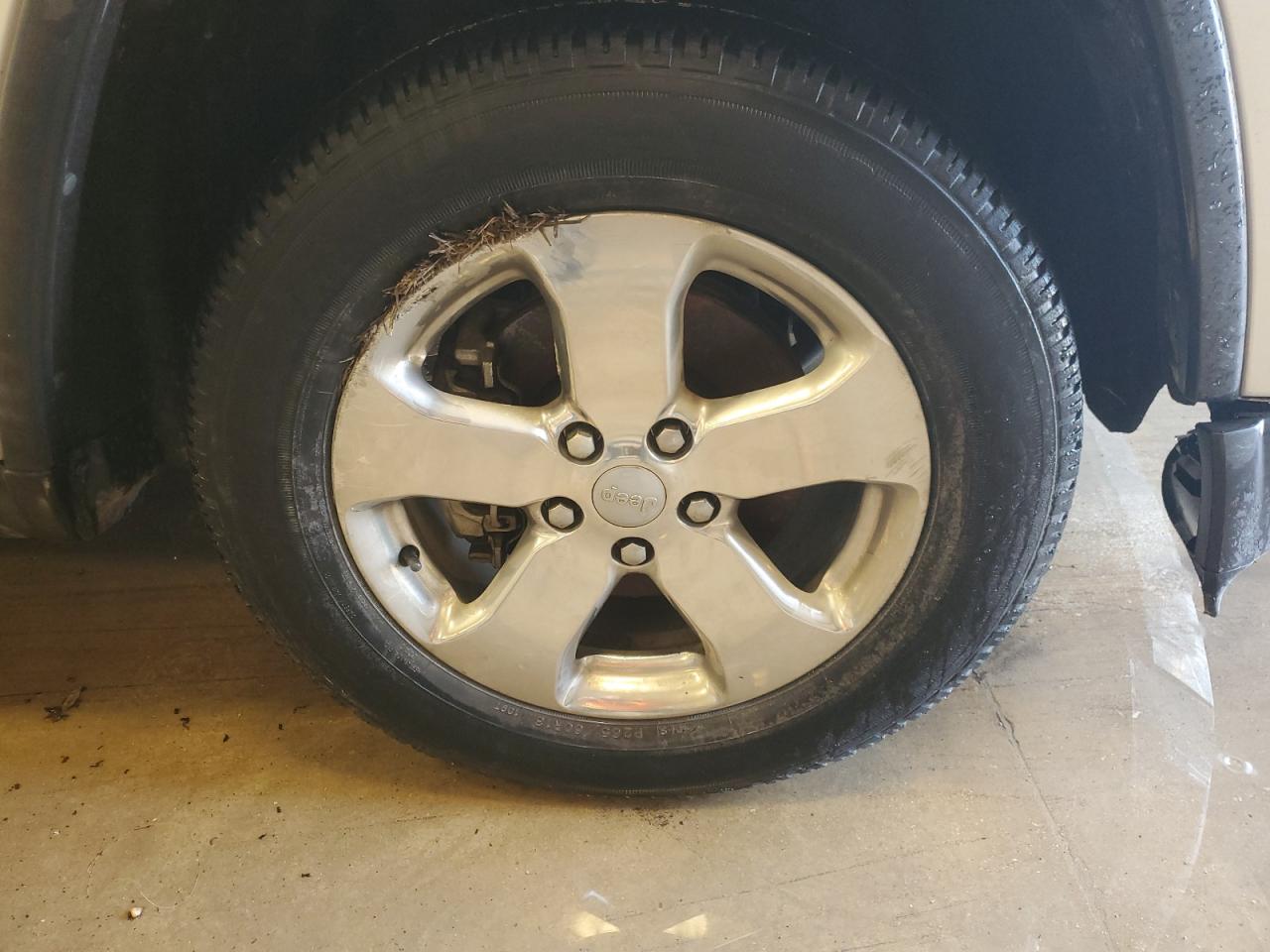 2013 Jeep Grand Cherokee Limited White vin: 1C4RJFBG3DC552971 Damage: Right Front Wheel, Curb Rash, > 12 Inches