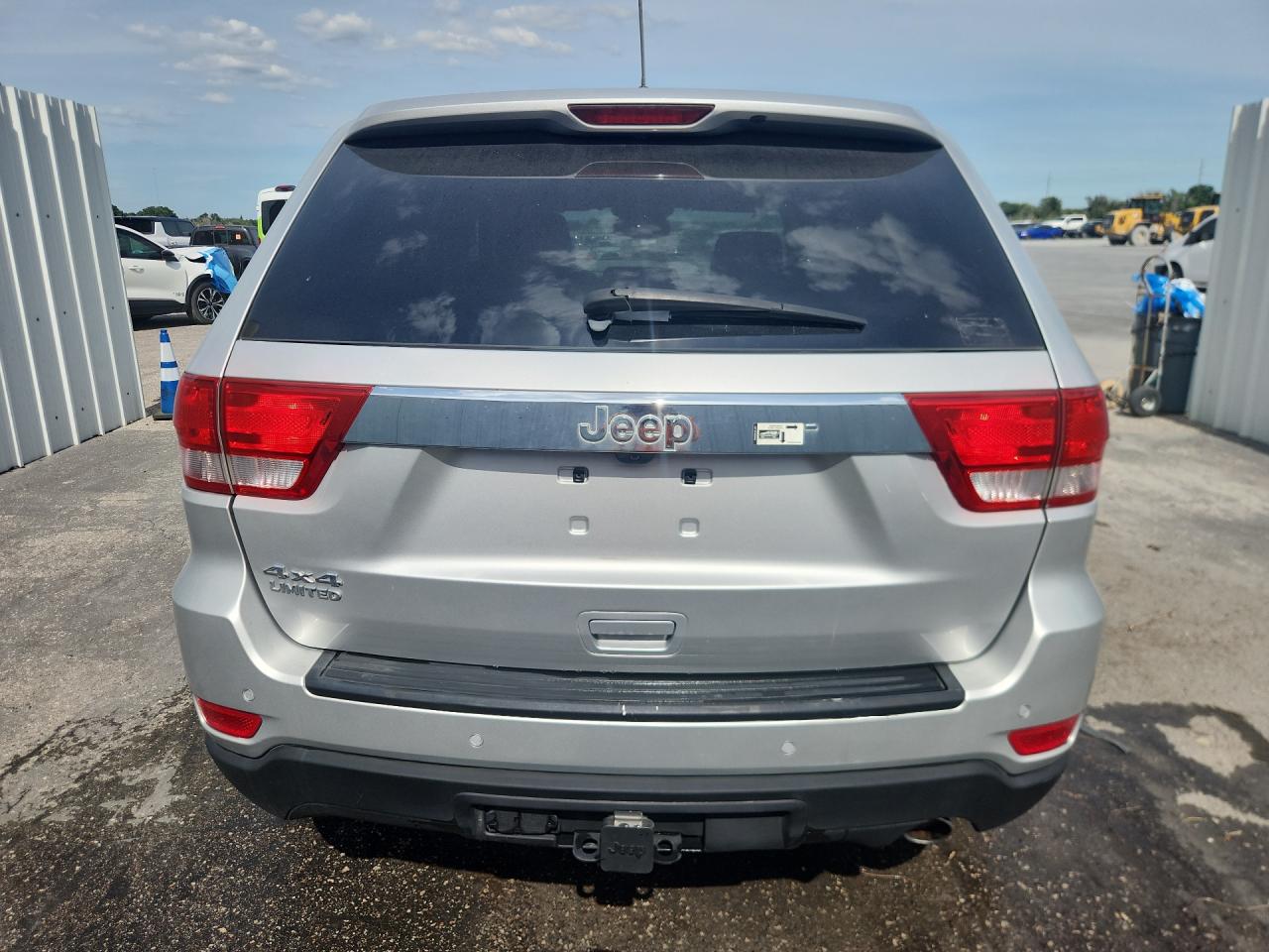 2013 Jeep Grand Cherokee Limited Silver vin: 1C4RJFBG8DC633318 Damage: Rear Bumper, Heavy Scratch, 1/2 To 1 Inch
