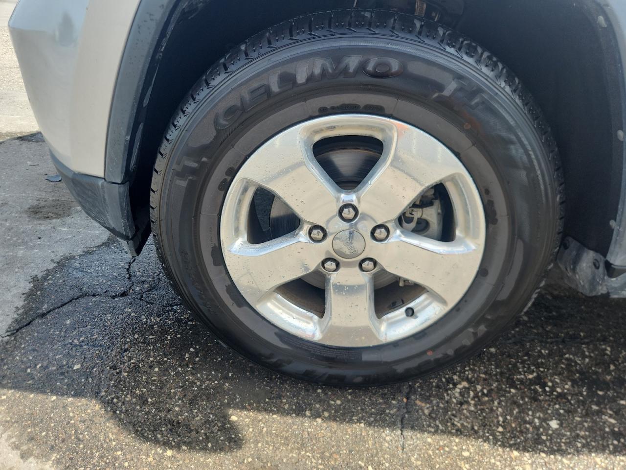 2013 Jeep Grand Cherokee Limited Silver vin: 1C4RJFBG8DC633318 Damage: Left Front Wheel, Curb Rash, 1/2 To 1 Inch