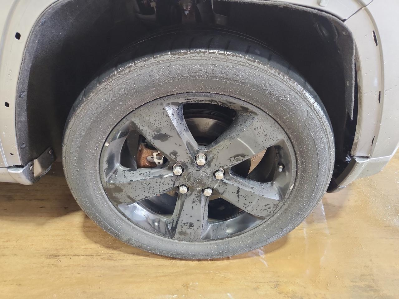 2014 Jeep Grand Cherokee Limited Gray vin: 1C4RJFBG9EC375683 Damage: Right Front Tire, Worn, Replacement Required