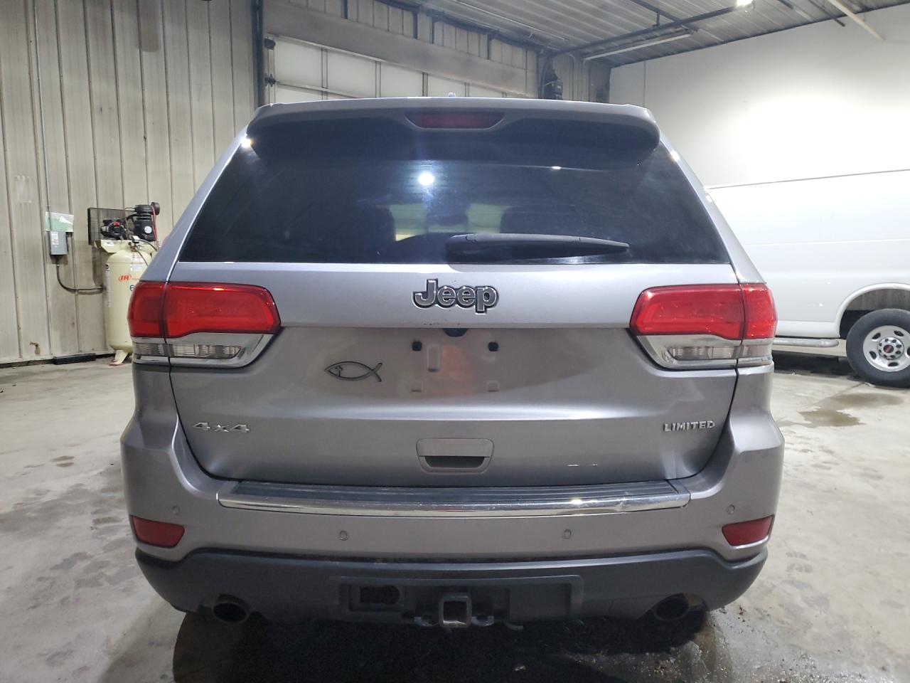 2014 Jeep Grand Cherokee Limited Серый vin: 1C4RJFBGXEC447698 Damage: Rear Bumper Center Molding, Dent(S) W/No Paint Dmg, Replacement Required