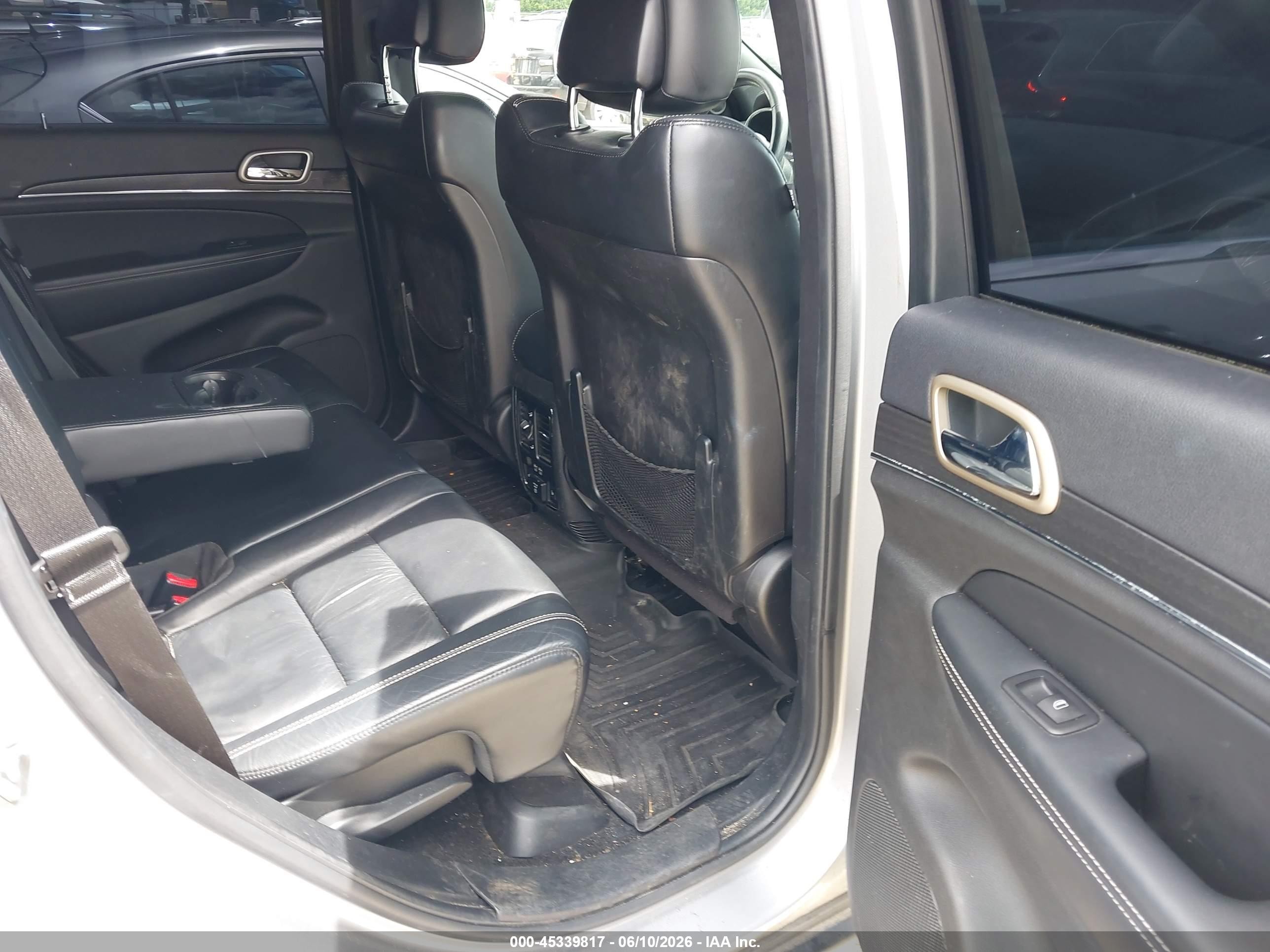 2015 Jeep Grand Cherokee Limited Silver vin: 1C4RJFBMXFC882017