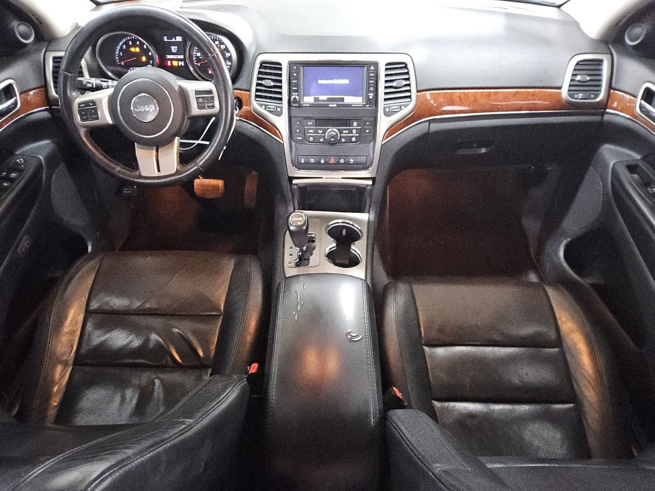 2013 Jeep Grand Cherokee Limited White vin: 1C4RJFBT0DC601251 Damage: Front Center Armrest, Worn, Replacement Required