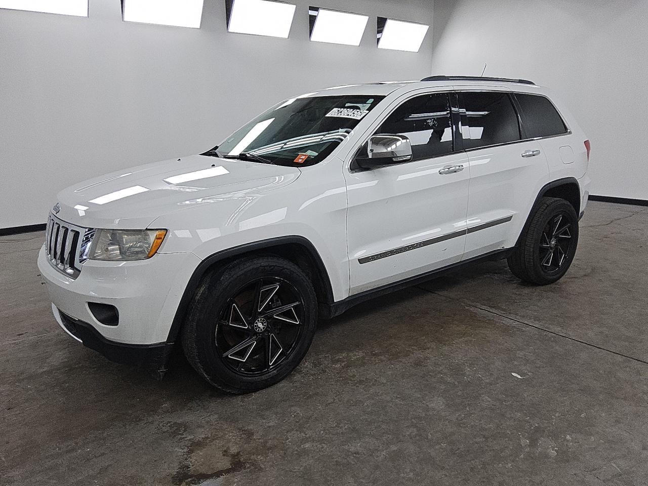 2013 Jeep Grand Cherokee Limited White vin: 1C4RJFBT0DC601251 Damage: Left Front Wheel, Curb Rash, > 12 Inches
