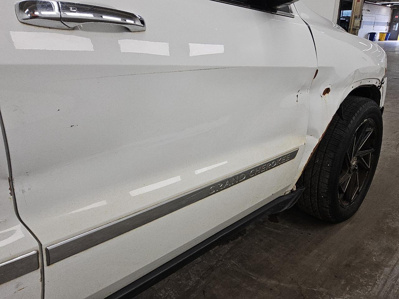 2013 Jeep Grand Cherokee Limited White vin: 1C4RJFBT0DC601251 Damage: Right Front Door, Broken, Replacement Required
