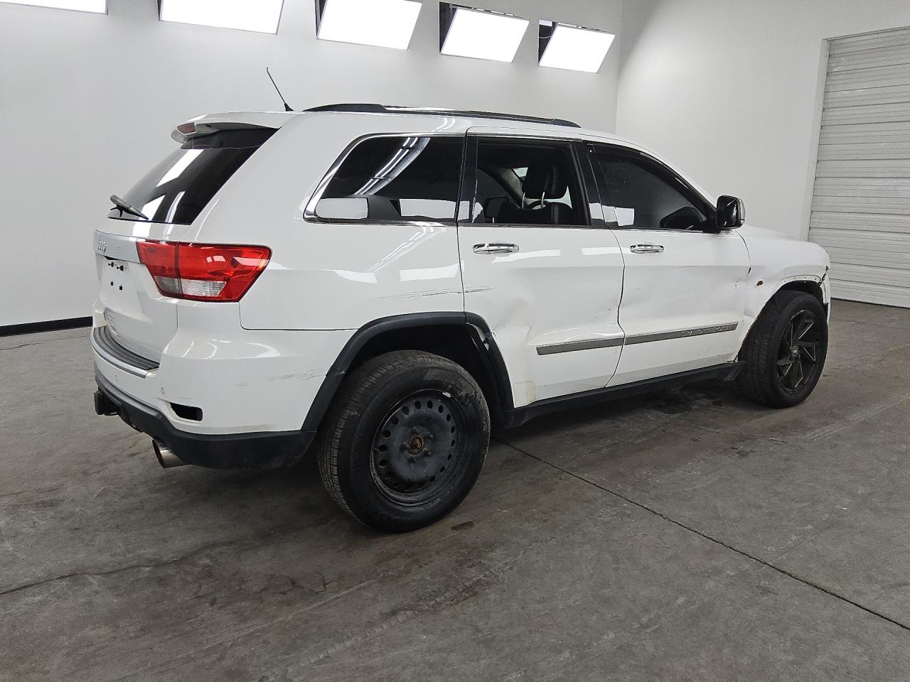 2013 Jeep Grand Cherokee Limited White vin: 1C4RJFBT0DC601251 Damage: Right Rear Wheel, Missing, Replacement Required