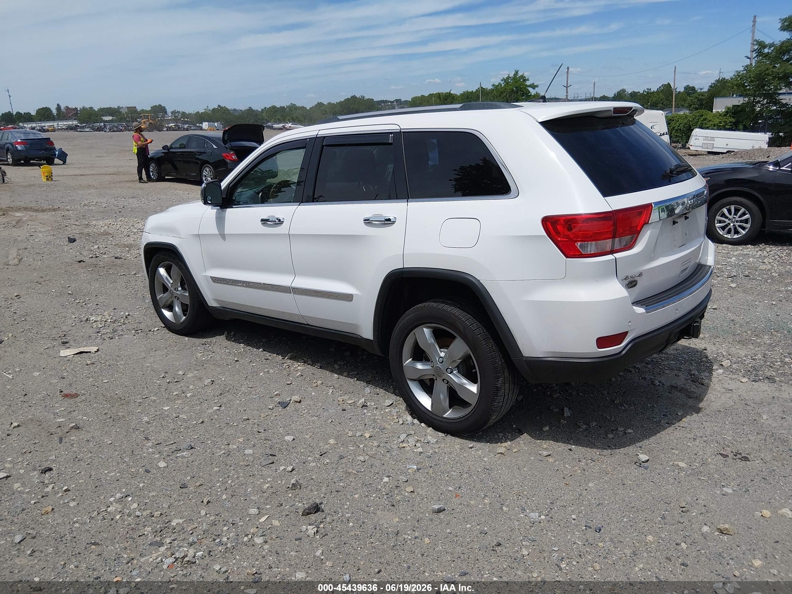 2013 Jeep Grand Cherokee Overland White vin: 1C4RJFCG0DC522342