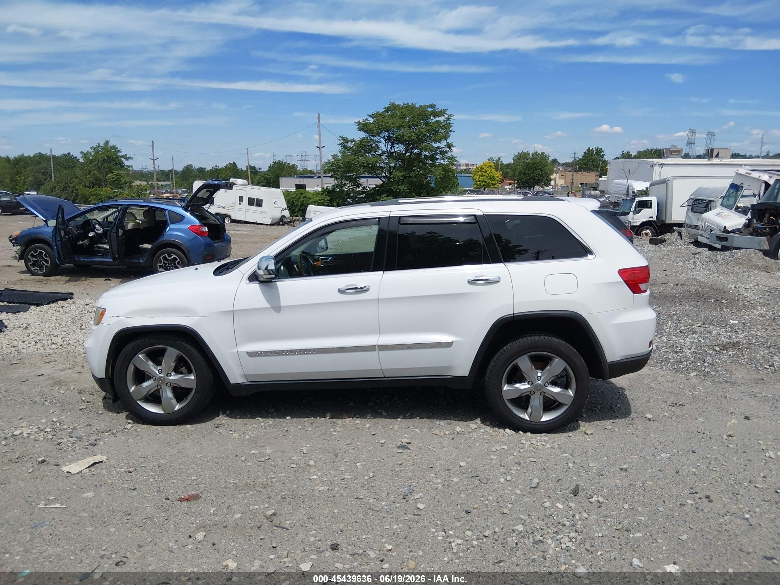2013 Jeep Grand Cherokee Overland White vin: 1C4RJFCG0DC522342