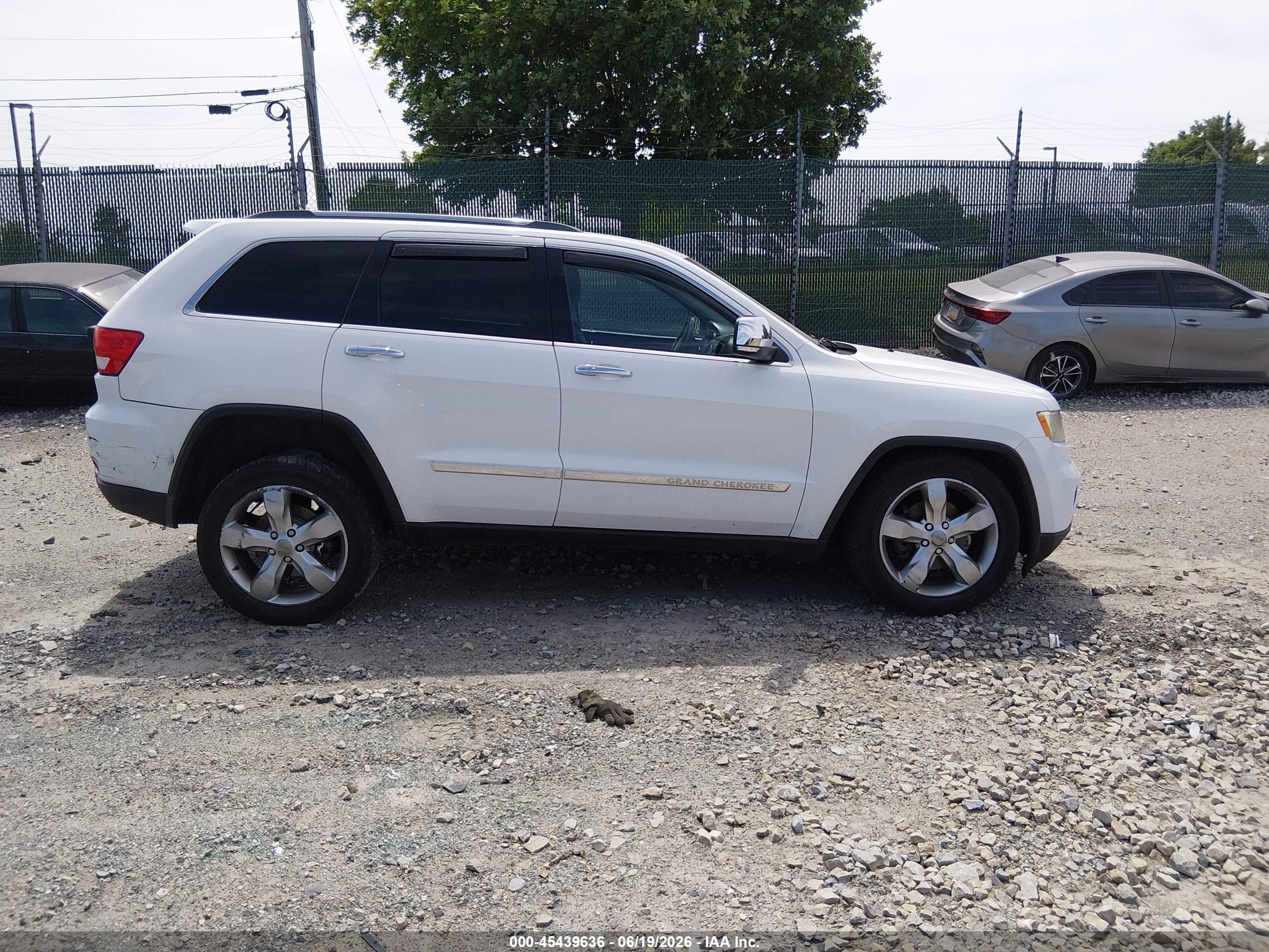 2013 Jeep Grand Cherokee Overland White vin: 1C4RJFCG0DC522342