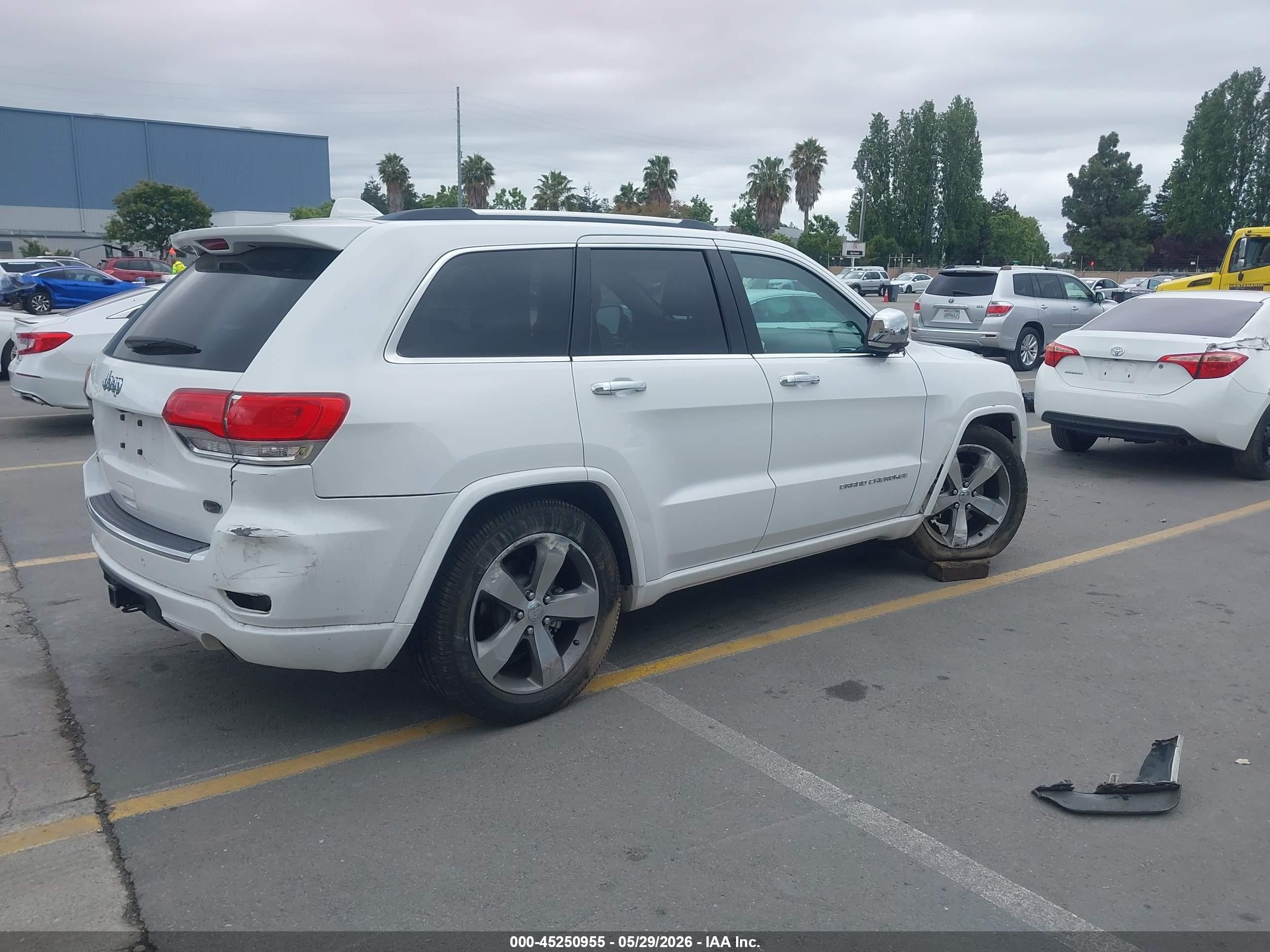 2015 Jeep Grand Cherokee Overland White vin: 1C4RJFCG0FC628423