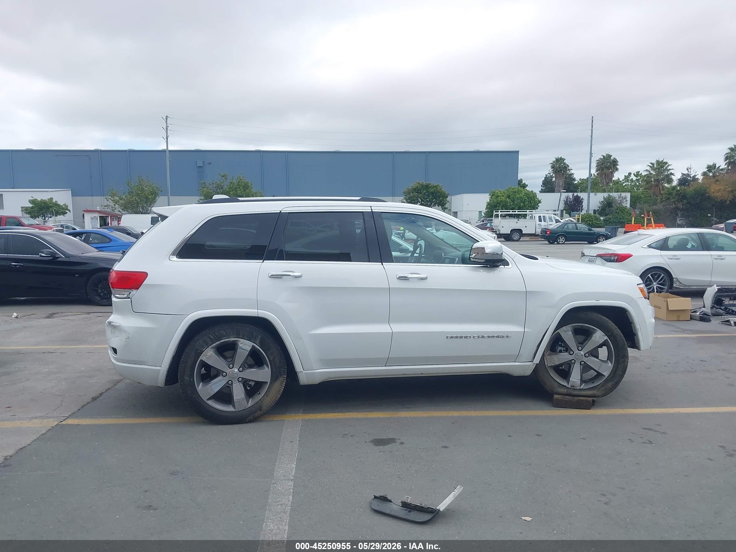 2015 Jeep Grand Cherokee Overland White vin: 1C4RJFCG0FC628423