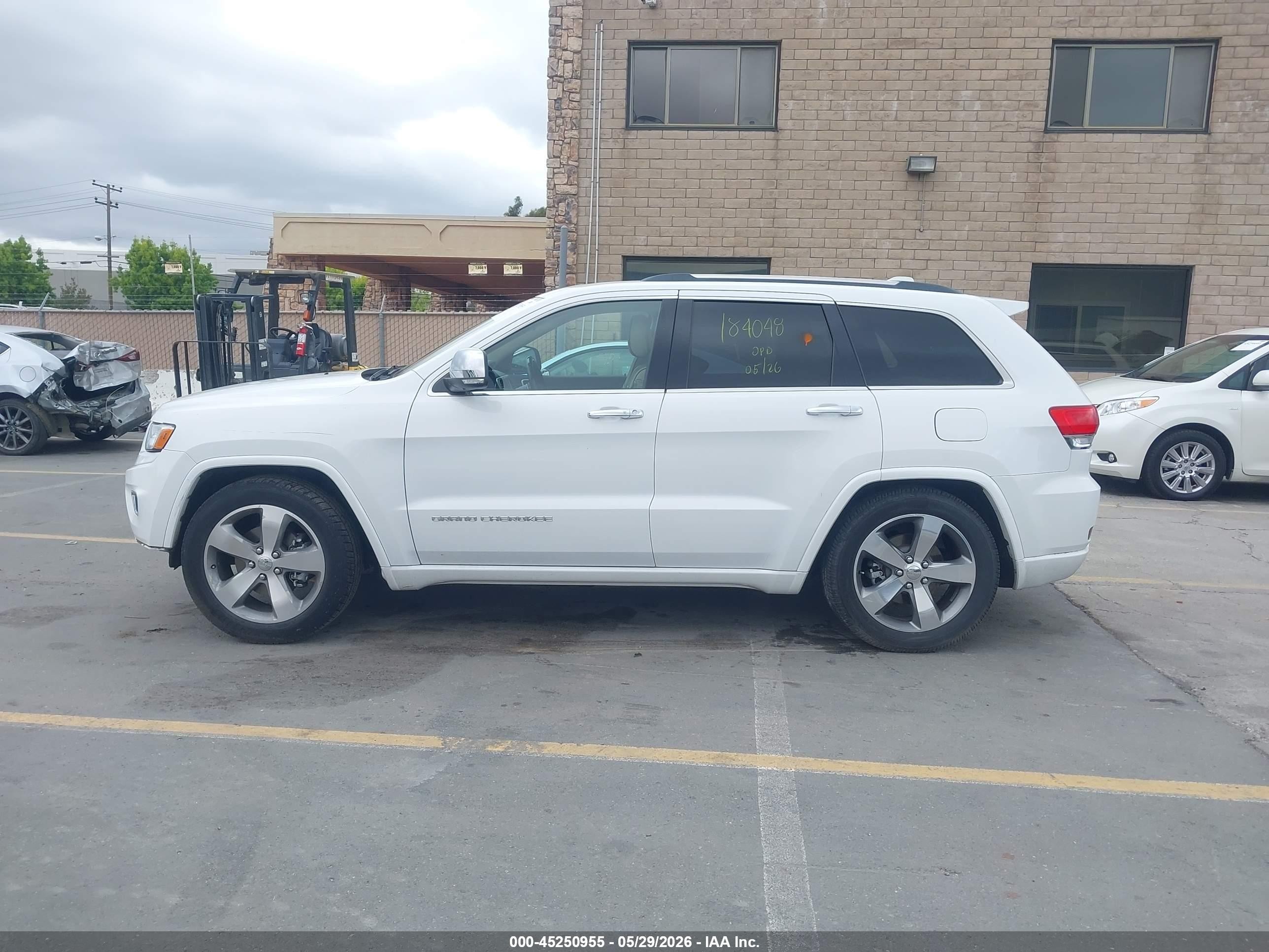 2015 Jeep Grand Cherokee Overland White vin: 1C4RJFCG0FC628423