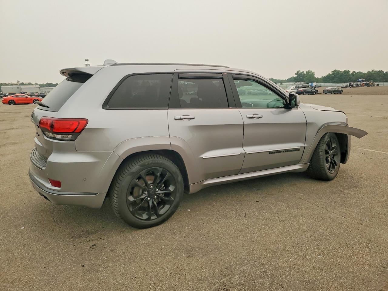 2018 Jeep Grand Cherokee Overland Silver vin: 1C4RJFCG1JC220151