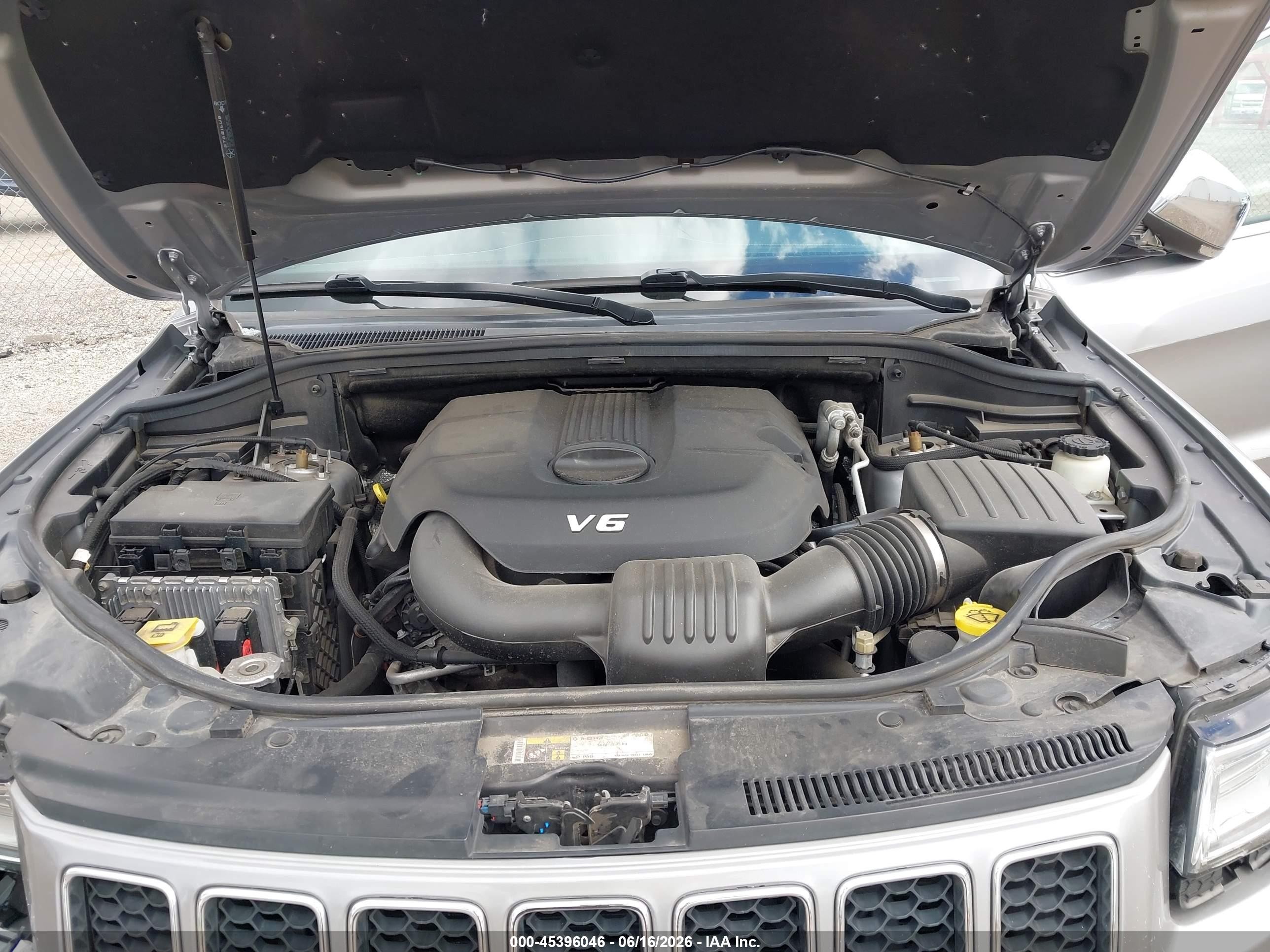 2015 Jeep Grand Cherokee Overland Silver vin: 1C4RJFCG2FC136685