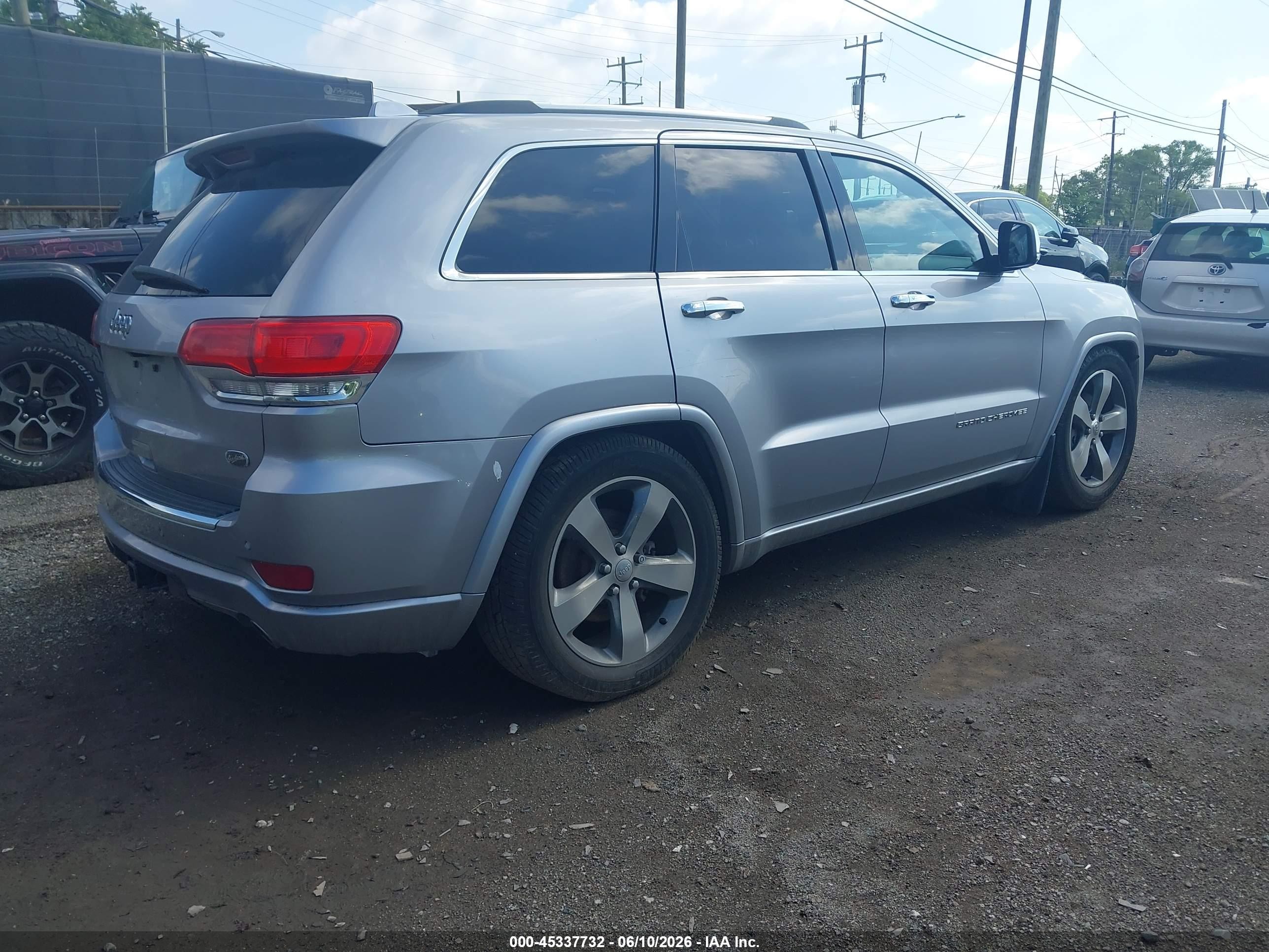 2015 Jeep Grand Cherokee Overland Silver vin: 1C4RJFCG2FC748854