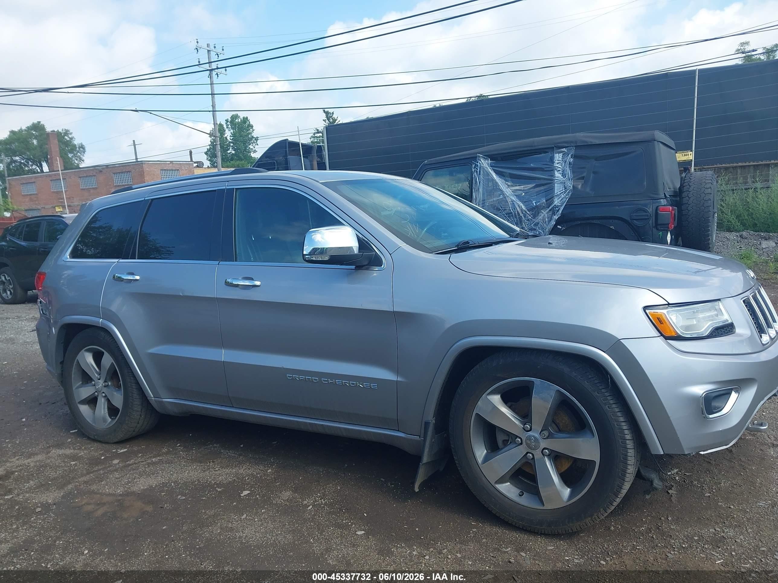 2015 Jeep Grand Cherokee Overland Silver vin: 1C4RJFCG2FC748854