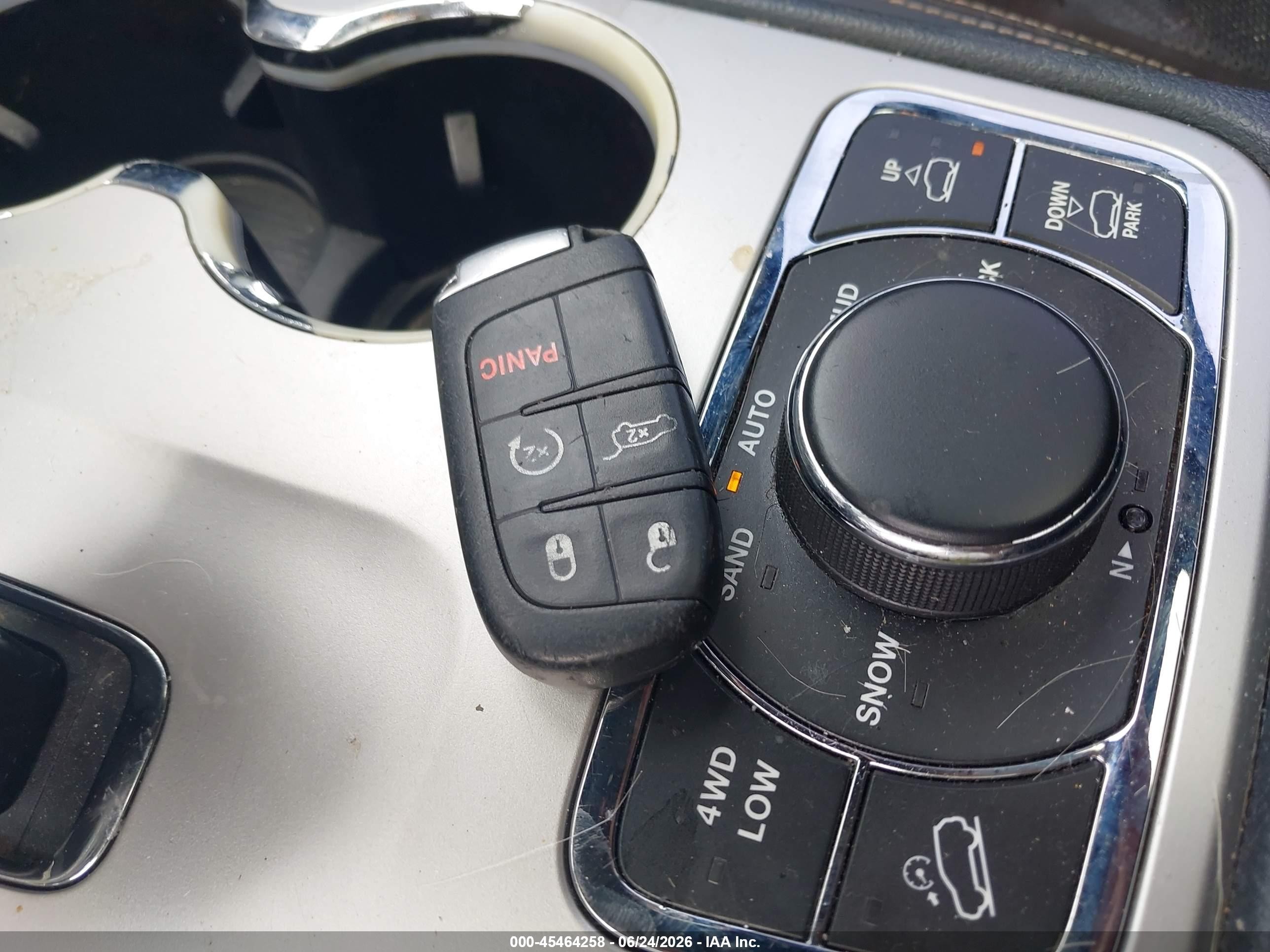 2014 Jeep Grand Cherokee Overland Silver vin: 1C4RJFCG4EC255272
