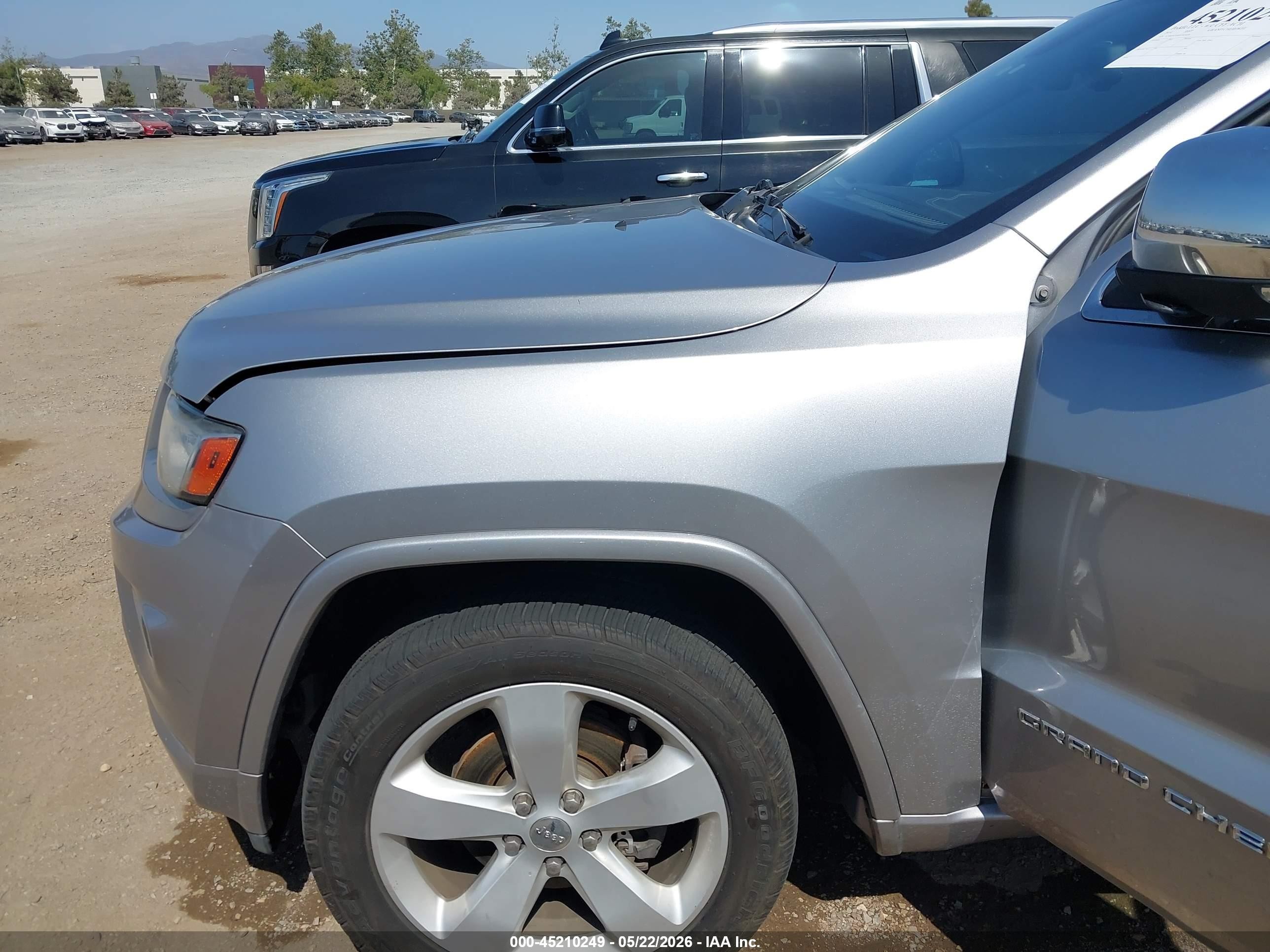 2014 Jeep Grand Cherokee Overland Silver vin: 1C4RJFCG4EC265039