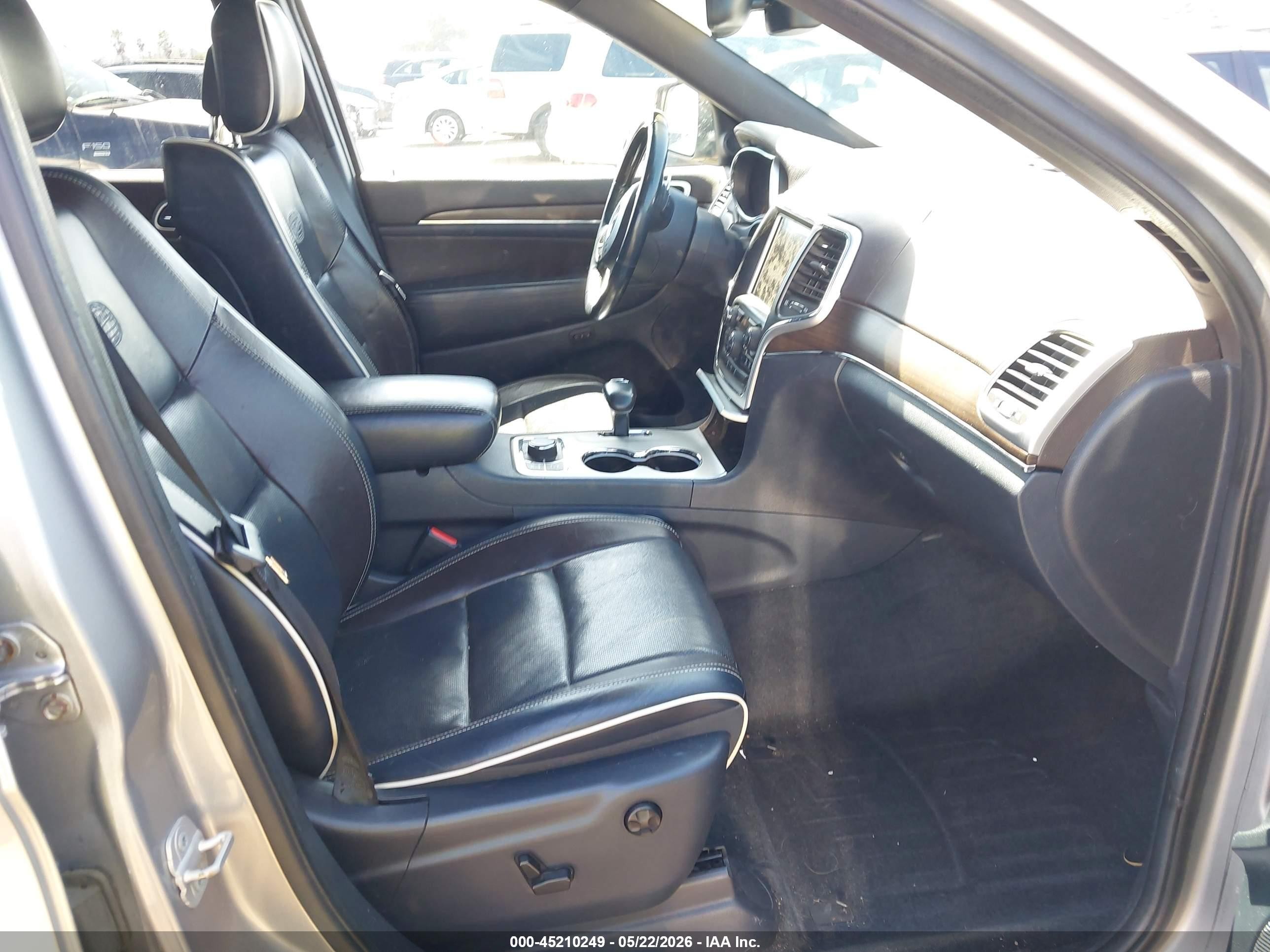 2014 Jeep Grand Cherokee Overland Silver vin: 1C4RJFCG4EC265039
